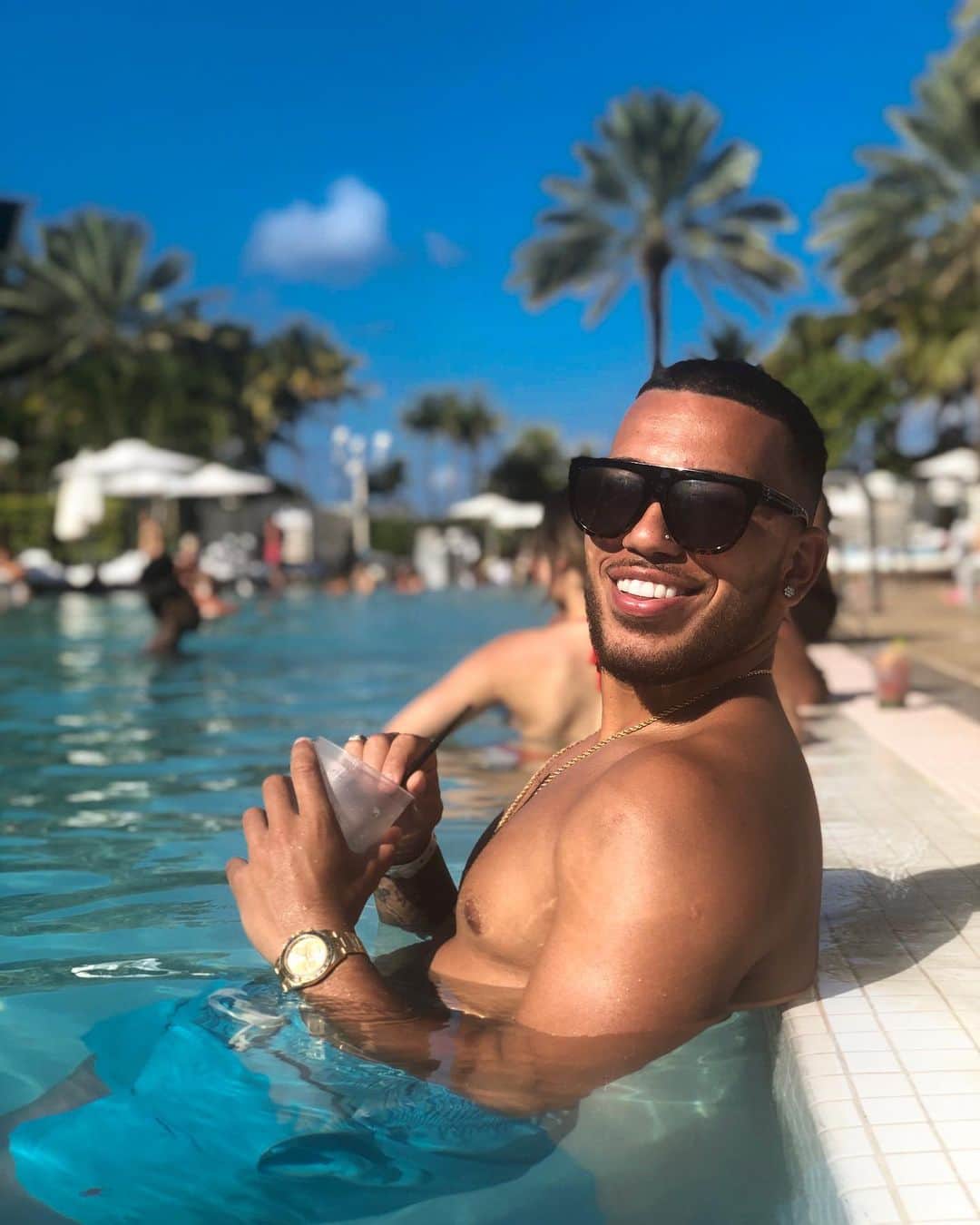 ルベン・ヴェソのインスタグラム：「Living my best life 🇺🇸 🌴☀️🍹😎」