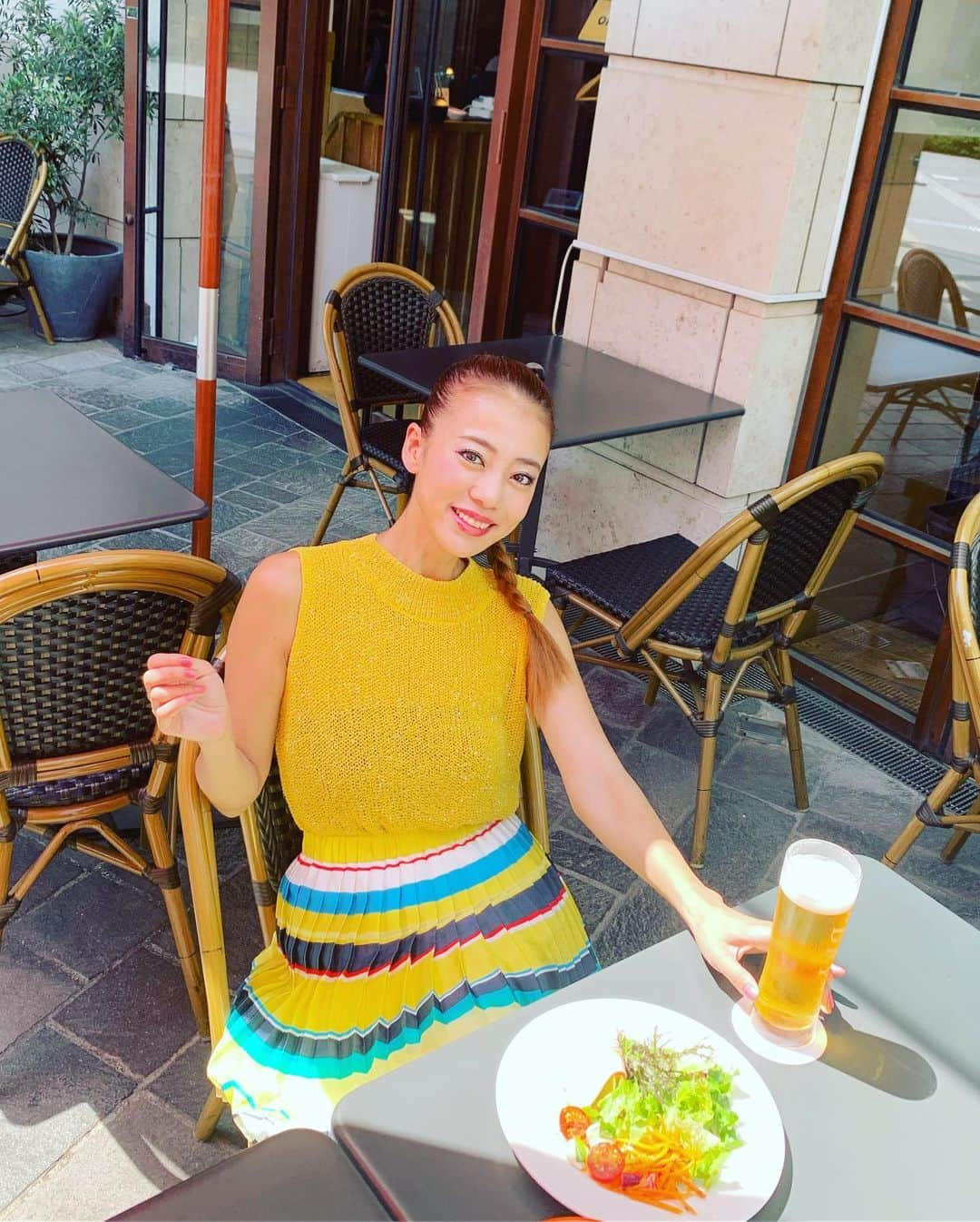 あびる優さんのインスタグラム写真 - (あびる優Instagram)「暖かい日のテラスランチは格別🌞🍝🍻💕 結局、自然光が1番盛れるかも📷😂👍 お洋服はタグ付けしてます😋🏷 おやすみなさい😴 #make#makeup#hair#hairmake#hairstyle#ponytail#sunnyday#happy#lunch#fashion#selfie#メイク#ヘアメイク#メイクアップ#ヘア#ヘアスタイル#ポニーテール#三つ編み#ファッション#晴天#真夏日#ランチ#幸せ」5月29日 0時35分 - yuabiru74