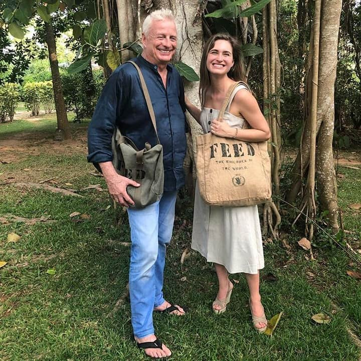 Clarins Franceさんのインスタグラム写真 - (Clarins FranceInstagram)「Christian Courtin-Clarins et @laurenBlauren pour @feed au Sri Lanka, une belle complicité au service des enfants  et un partenariat de cœur pour leur éducation dans le monde. Depuis 2011, grâce à Clarins, 30 millions de repas ont été servis par le programme @feed aux écoliers des pays en voie de développement. Aujourd’hui @feed se mobilise au Sri Lanka pour fournir des repas équilibrés aux enfants et soutenir la production locale. . Engagez-vous à nos côtés avec la trousse Feed, symbole de notre mobilisation pour soutenir cette belle association. . #ClarinsEngagements #BeautéResponsable」5月29日 0時30分 - clarinsfr