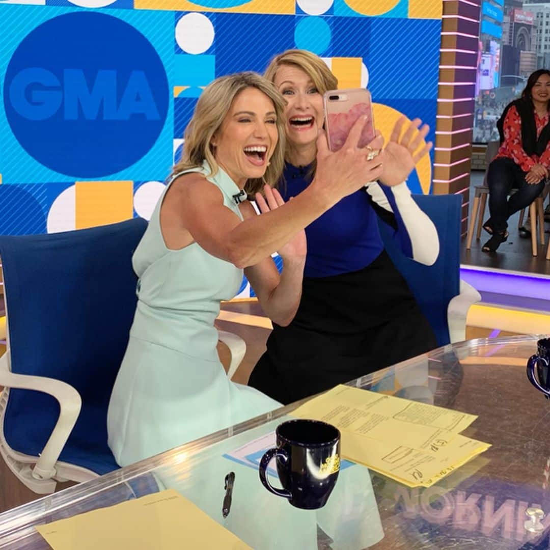 Good Morning Americaさんのインスタグラム写真 - (Good Morning AmericaInstagram)「JEALOUS! @ajrobach wins coolest parent award after having @lauradern FaceTime her daughter this morning! 🤳」5月29日 0時31分 - goodmorningamerica
