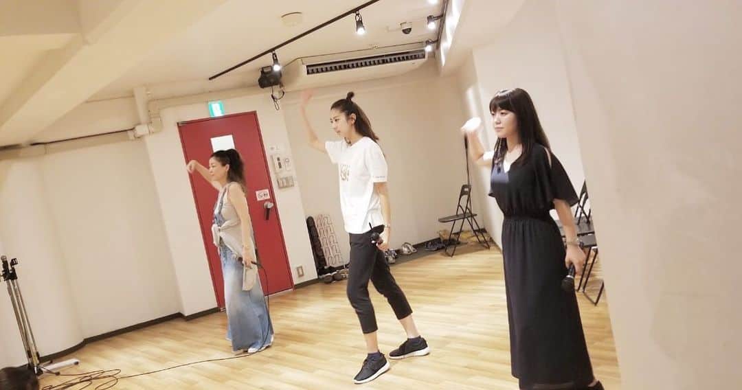 のインスタグラム：「TwitterやLINE LIVE等ではお伝えしていましたが、6/3にチャリティーライブに参加させて頂きます！ 昨日はそのリハでした🎤 なんとチケットは完売…！！ 出演者一同感激してます(´；ω；`) 引き続き練習頑張ります♪  #15thmemoriallive2019 #出演者から何のイベントなのか想像して下さい #大人の事情 #ライブ楽しみ #15年前の自分の動きが激しすぎて現在の自分体力的についていけないの悲しい #でも頑張る」