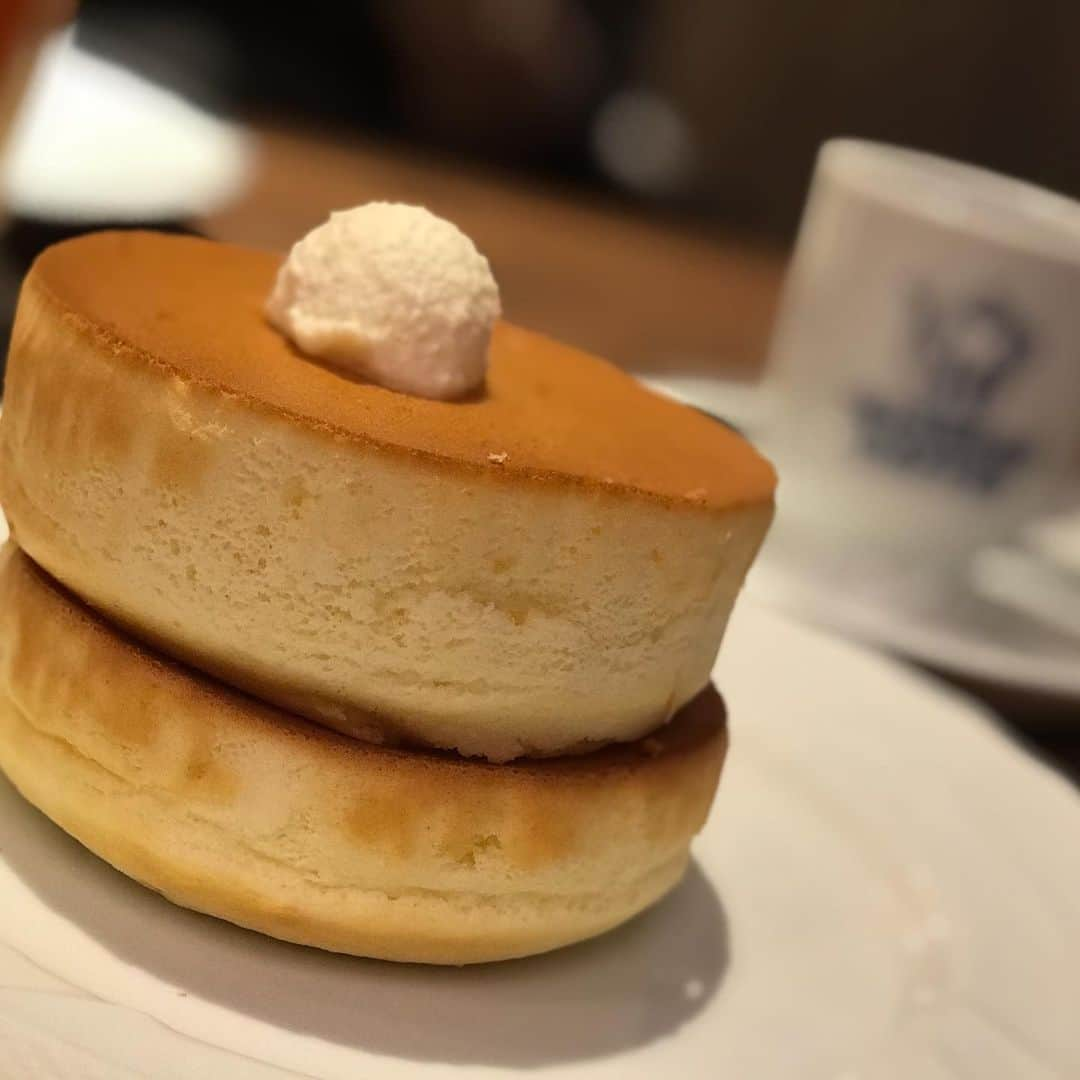 丸尾歩のインスタグラム：「なぁ〜んて癒される厚みなんでしょ❣️ ふかふかパンケーキ🥞🥞🥞 あと五段くらい食べられるわwww  #星乃珈琲#パンケーキ #中目黒 #cafe #カフェ #珈琲 #咖啡 #星巴克 #starbucks #teatime #喝茶 #下午茶 #instalove love #aftarnoontea ##drink #美味しい #好喝 #好吃 #japan #tokyo #china #beijing #日本 #東京 #中国 #北京#ふかふか」