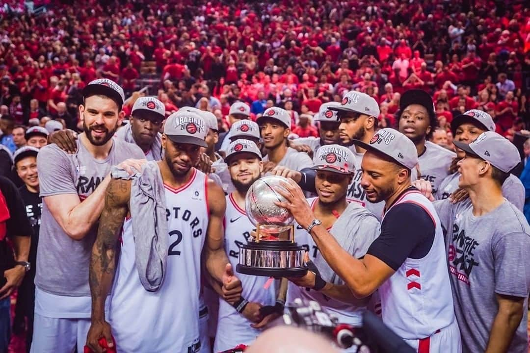 LifeTorontoさんのインスタグラム写真 - (LifeTorontoInstagram)「史上初となるNBAファイナル進出が決定したトロントのNBAバスケチーム、トロント・ラプターズ（ @raptors ) いまトロント中、いやカナダ中がこのチームの活躍に湧いています！⠀ いよいよNBAチャンピョンの王座をかけた試合が今週３０日（木）から始まりますよ！この情報の詳細は @lifetoronto.jp のプロフィールに記載👆🏼URLのリンク先からチェックすると記事ページへ飛びます。⁣⠀⁣⠀⠀ 📷: @raptors⠀ ⁣.⁣⁣⠀ .⁣⠀⁣⠀⠀ .⁣⠀⁣⠀⠀ #NBA #バスケ #スポーツ #海外 #カナダ #トロント #トロントライフ #トロント生活 #トロント在住 #カナダ生活 #カナダ在住 #カナダライフ #海外生活 #海外暮らし #海外移住 #英語 #留学 #海外留学 #トロント留学 #カナダ留学 #ワーホリ#ワーキングホリデー #カナダワーホリ #トロントワーホリ #ワーホリ生活 #海外出張 #海外就職 #駐在生活 #駐在 ⁣#カナダ好きな人と繋がりたい⠀」5月29日 0時40分 - lifetoronto.jp