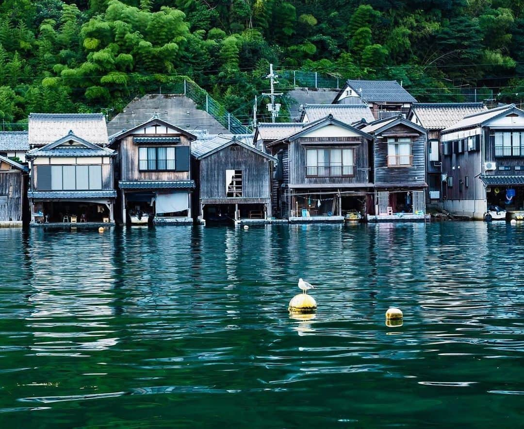 Remiwaさんのインスタグラム写真 - (RemiwaInstagram)「Nella prefettura di Kyoto, sulle rive della Ine Bay c'è una tranquilla cittadina di pescatori fatta di casette galleggianti. È conosciuta come la Piccola venezia di Kyoto e non è una destinazione turistica molto rinomata! Il villaggio si chiama Ine No Funaya ed è formato da 230 edifici di legno in riva al mare, detti Funaya. La cittadina è un luogo protetto proprio per l'importanza e la particolarità delle sue abitazione. Ogni funaya è formata da un'abitazione ai piani superiori; mentre al livello dell'acqua si trova il garage per le barche, l'attrezzatura da pesca e la cantina dove i pescatori mettono ad essiccare il pesce pescato.  Le case sono state costruite così per massimizzare lo stretto tratto di terra tra il mare e le montagne, in una zona non soggetta alle maree.  Il paesino è diventato attrazione degli amanti della pesca e della vita tranquilla, qui potrete ammirare l'arte della pesca e soprattutto gustare pesce freschissimo!  Si trova a circa a 2 ore e mezza di auto dal centro di Kyoto 🛶⛵️🚤 #beach #beautiful #beauty #blue #cloudporn #clouds #day #dusk #flowers #green #iphonesia #light #love #mothernature #nature #naturelovers #natureza #night #photooftheday #pretty #red #sky #skylovers #summer #sun #sunrise #sunset #tree #twilight #weather」5月29日 0時42分 - japan_kind_change