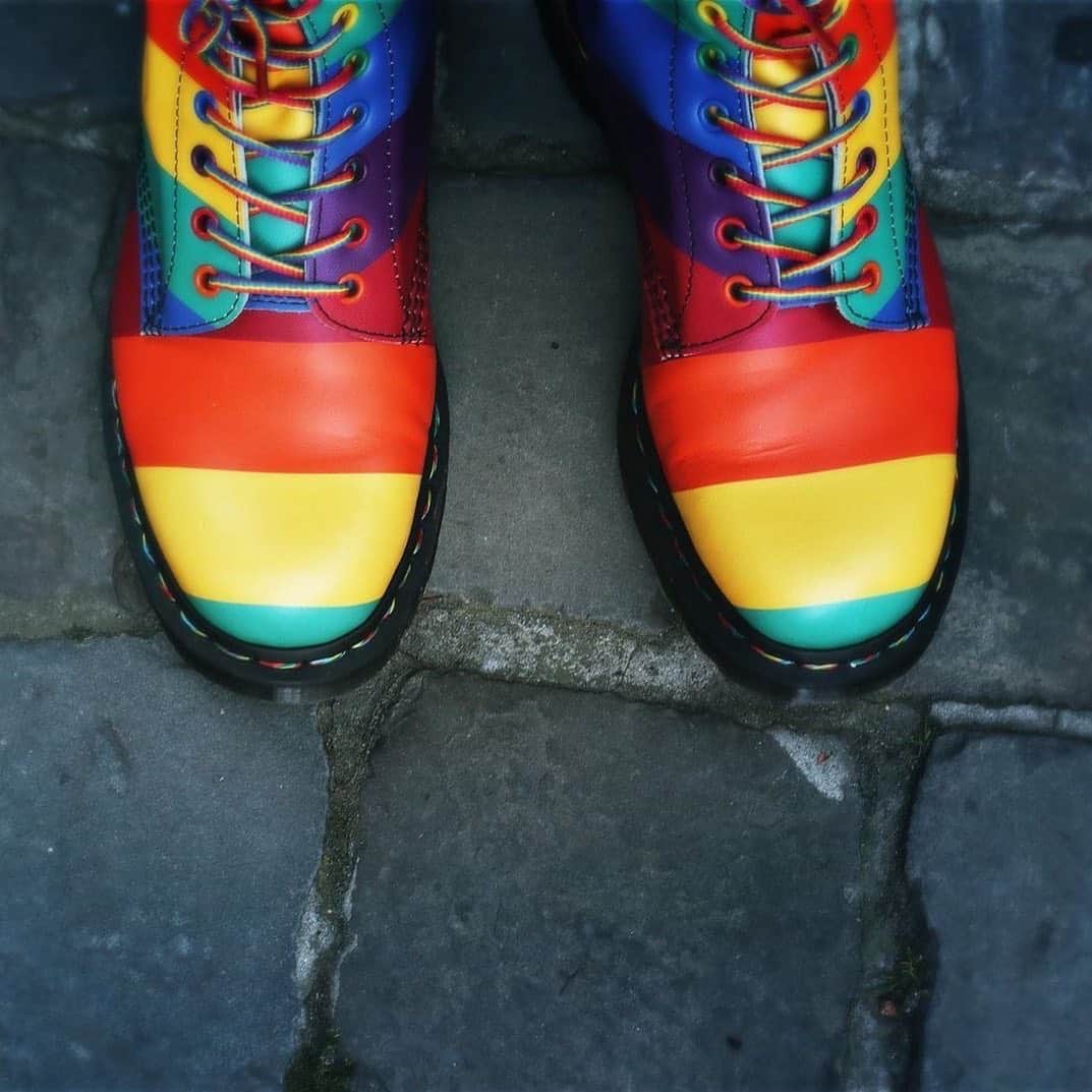 ドクターマーチンさんのインスタグラム写真 - (ドクターマーチンInstagram)「Walk with Pride. We're proud to say we've teamed up with @aktcharity, an LGBTQ+ youth homelessness charity, and @trevorproject, an LGBTQ crisis intervention charity. Learn more through the link in our bio.」5月29日 0時53分 - drmartensofficial