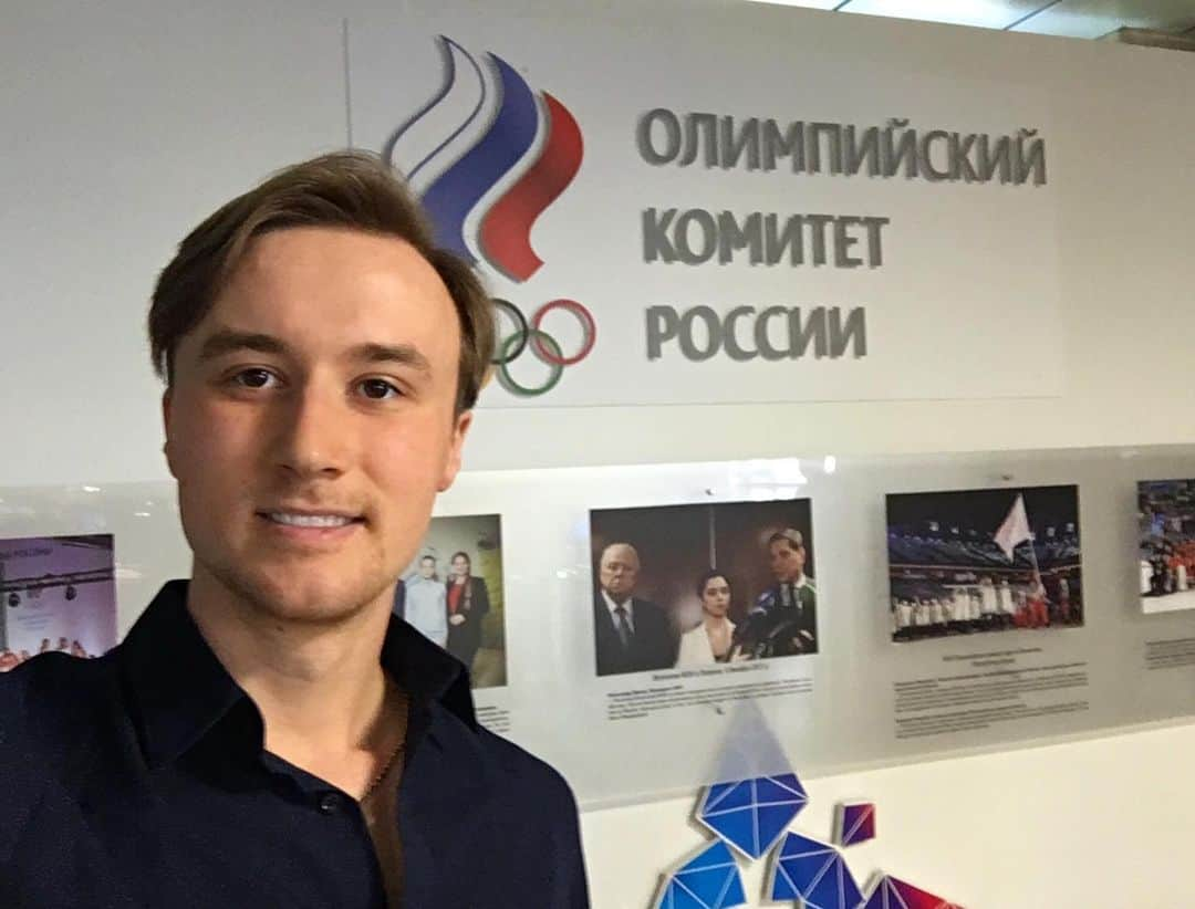 ルスラン・ジガンシンのインスタグラム：「Сегодня забежал в гости в родную федерацию🇷🇺💪 Был рад встрече с Александром Георгиевичем Горшковым и Галиной Петровной Голубковой.  Спасибо за тёплый приём 🤗 . . . . . . . . . #олимпийскийкомитет  #ФФКР #фигурноекатание #фигурноекатаниедети  #спортврадость #сборыпофигурномукатанию  #сборы #летниесборы #скольжение #офп #постановкапрограмм  #figureskating #icedance #Ifss #happy #sport #summercamp #smile #спортивныйКлубАйсберг #звонитеНиките #РусланЖиганшин #RuslanZhiganshin #ZhiganshinRuslan」