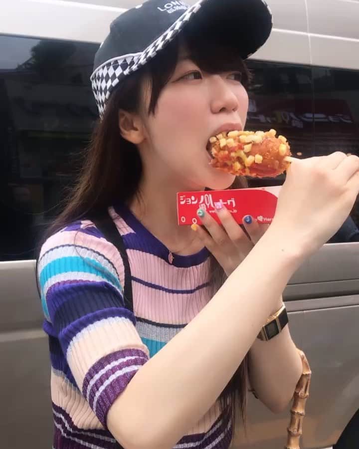 ぱいぱいでか美のインスタグラム：「今更初めてチーズハットグ食べた！ ꙳ #チーズハットグ #韓国 ꙳ 今日はお昼に柚木麻子さんやお友達と タピオカ→チーズハットグのJKみたいなコースやった☻ 楽しかった〜〜〜。 チーズハットグはみんなで一本を分けました❤︎ なんか想像してたより全然美味しかった！ もっとうわー胃にくるわーみたいな感じかと思ったけど全然美味しくてよかった。 こりゃ流行るわ。 もっと早く食べとけばよかった。笑 でもチーズは伸びず！！！！何でーーーー」