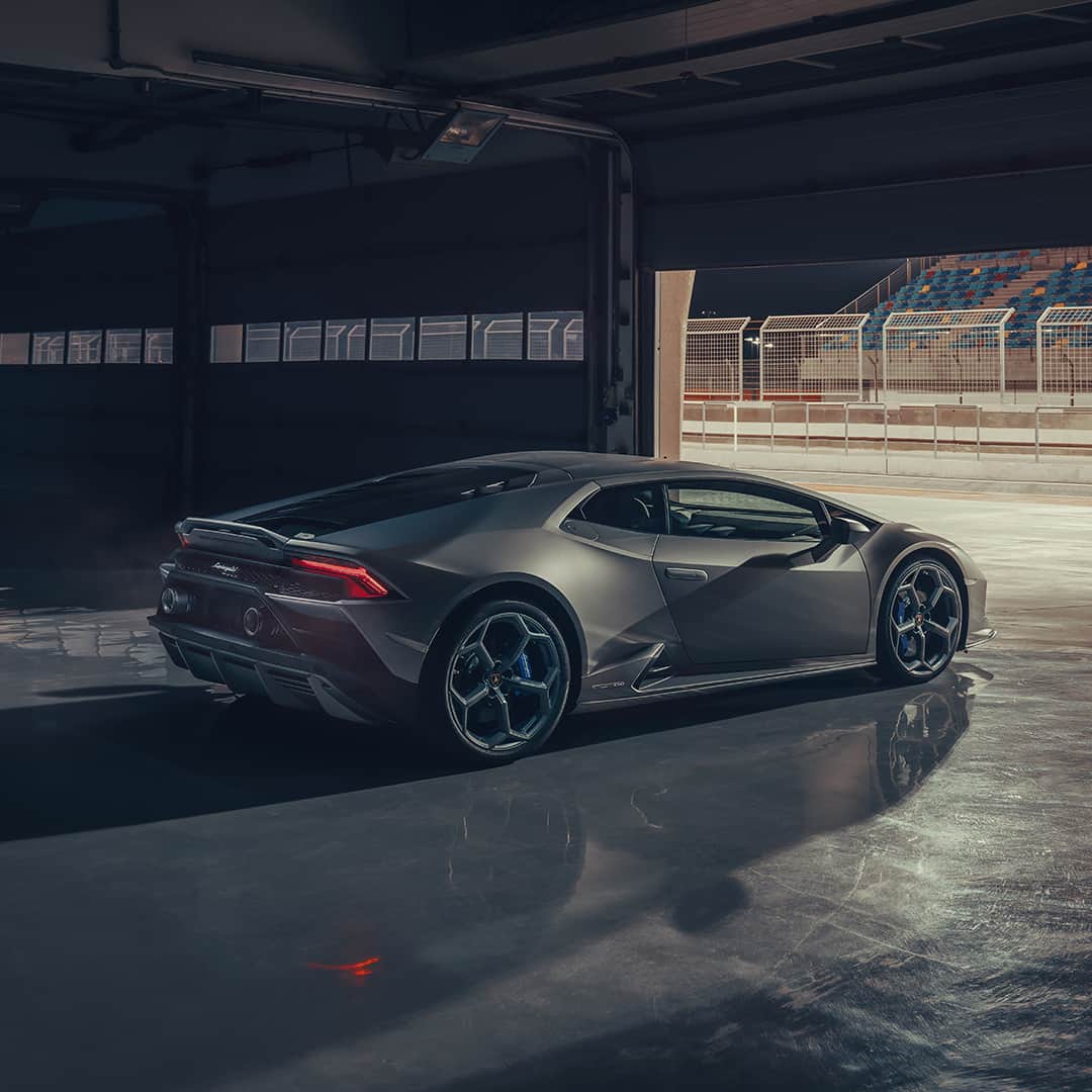 ランボルギーニのインスタグラム：「Ready to run into the light, with Lamborghini Huracán EVO. Tag a friend who loves this incredible Super Sports Car, too.  #Lamborghini #HuracanEVO #EveryDayAmplified #LightsOnLamborghini」