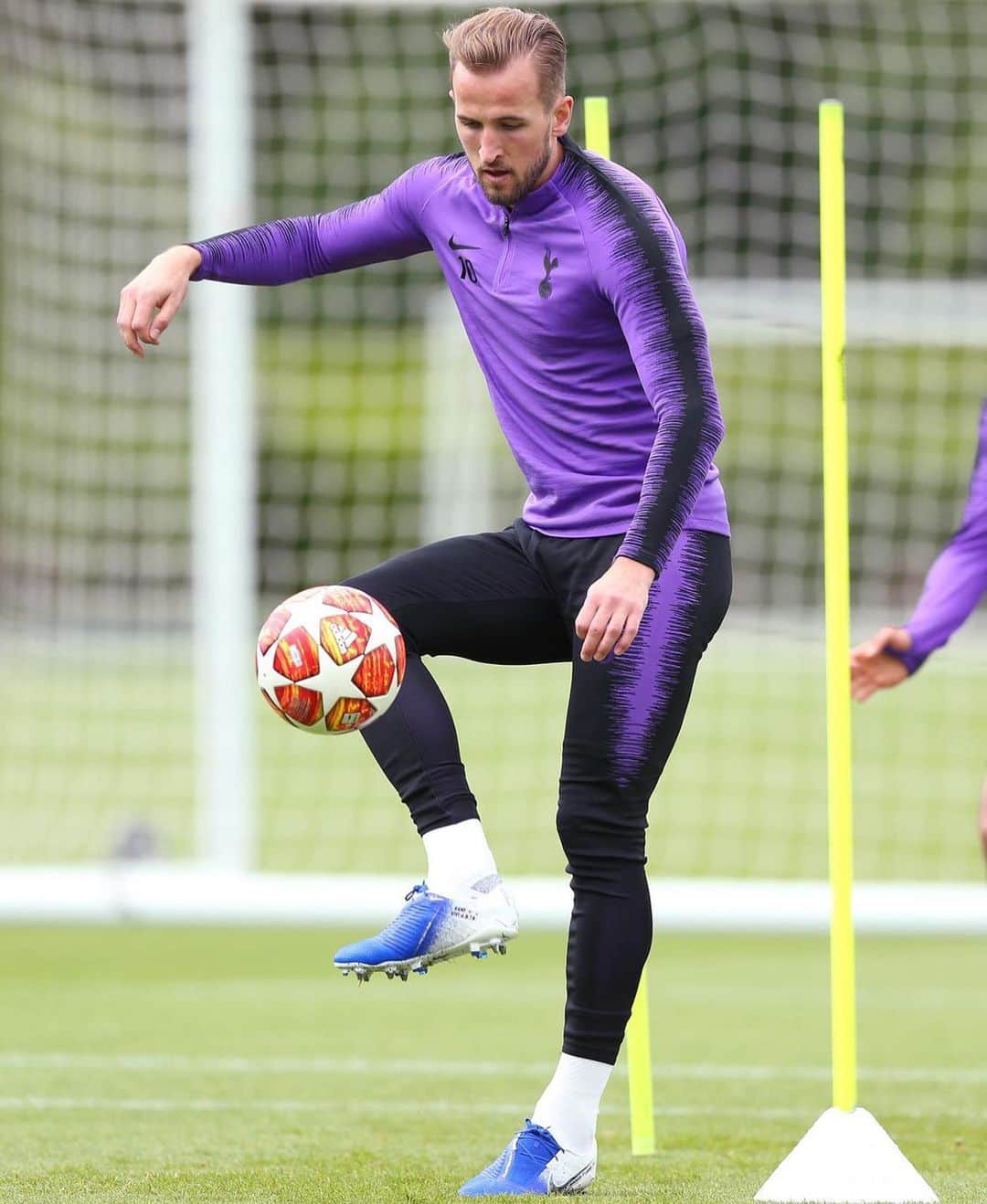 ハリー・ケインのインスタグラム：「All 👀 on Madrid. #COYS #UCLfinal」
