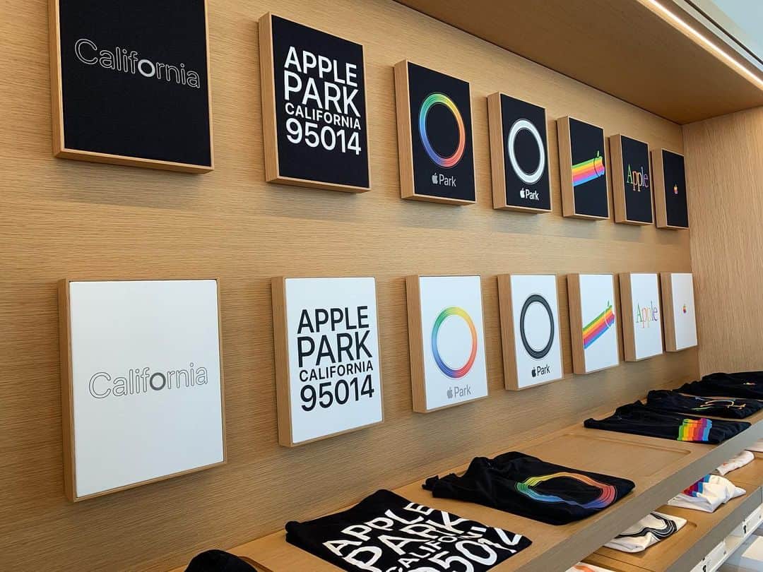 平野綾さんのインスタグラム写真 - (平野綾Instagram)「Appleの本社に行ってきました🍎﻿ ﻿ 日本で売り切れてたイヤフォンをGet!✨﻿ ﻿ 本社だけの限定Tシャツや、﻿ 新社屋の内部をiPadを使ってARで見ることができたり！﻿ Apple Storeのさらにすごい版⁈的な。﻿ ﻿ Visitor Centerだけでかなりテンションが上がりました❣️﻿ ﻿ 日本からのゲストチーム(神奈延年さん・ボンズの川元利浩さん・私！)で記念撮影☀️﻿ ﻿ ﻿ ﻿ #apple #applevistorcenter #applestore  #sanjose #siliconvalley  #ayahirano #平野綾」5月29日 1時10分 - a_ya.hirano
