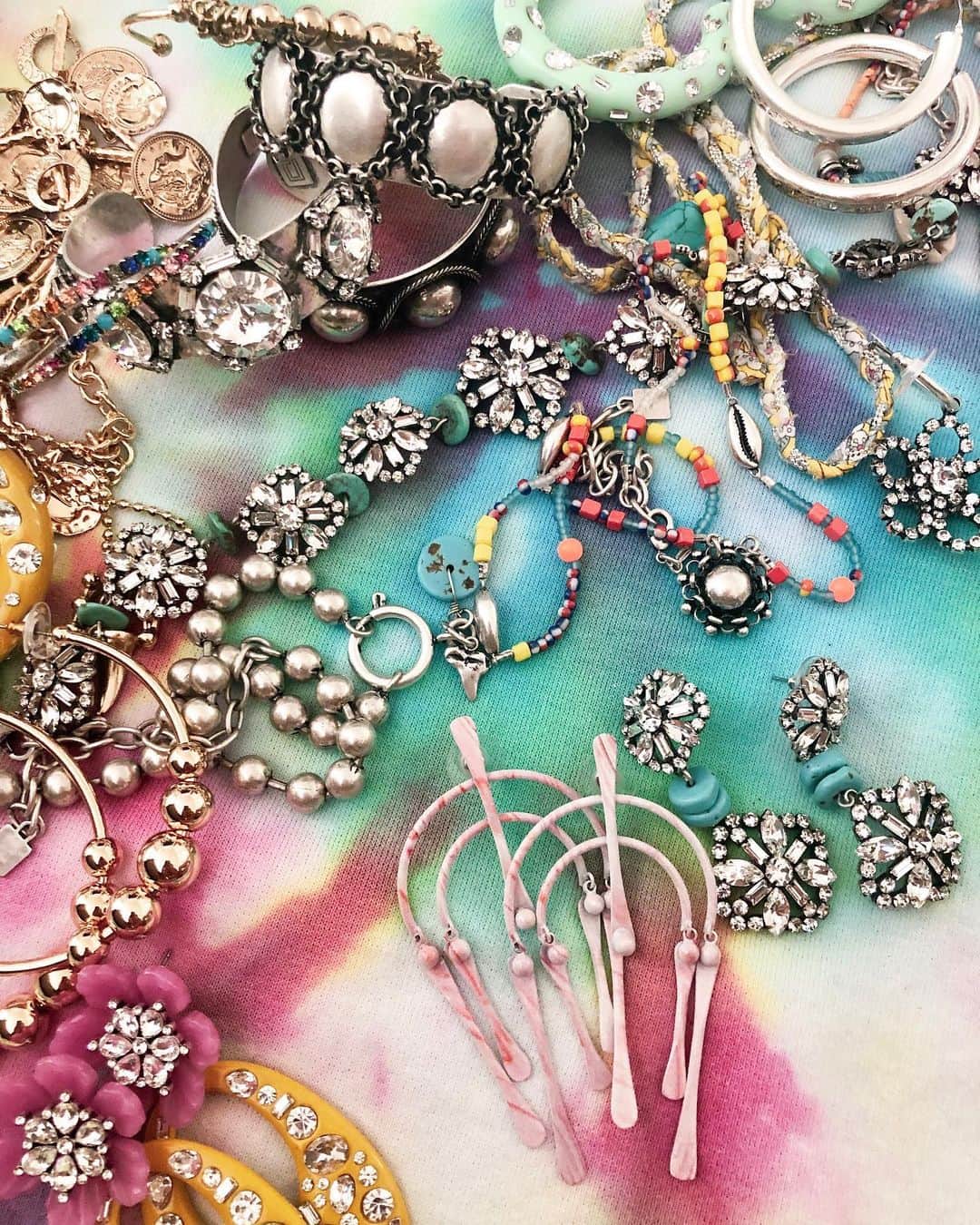 ダニジョーのインスタグラム：「Get your shop on 💃🏻 • tap to shop the jewels we simply can’t live without」
