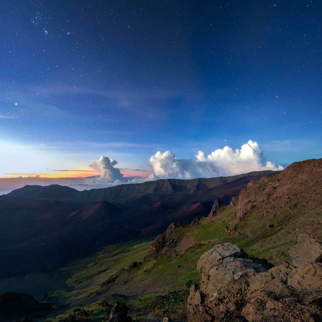 National Geographic Travelさんのインスタグラム写真 - (National Geographic TravelInstagram)「Photo by @BabakTafreshi | The morning twilight breaks above Haleakala Crater in Hawaii. Sirius and stars of Orion are still visible in the sky. Haleakala means “house of the sun”. The peak of the massive crater marks the top of Maui, at about 10,000 ft (3050 m). I’m specialized in night photography and sunrise is usually the end of my working time. This was a magnificent end to a starry night on Maui. Explore more of The World at Night photography with me @babaktafreshi. #haleakala #maui #twilight #nationalparks」5月29日 1時04分 - natgeotravel