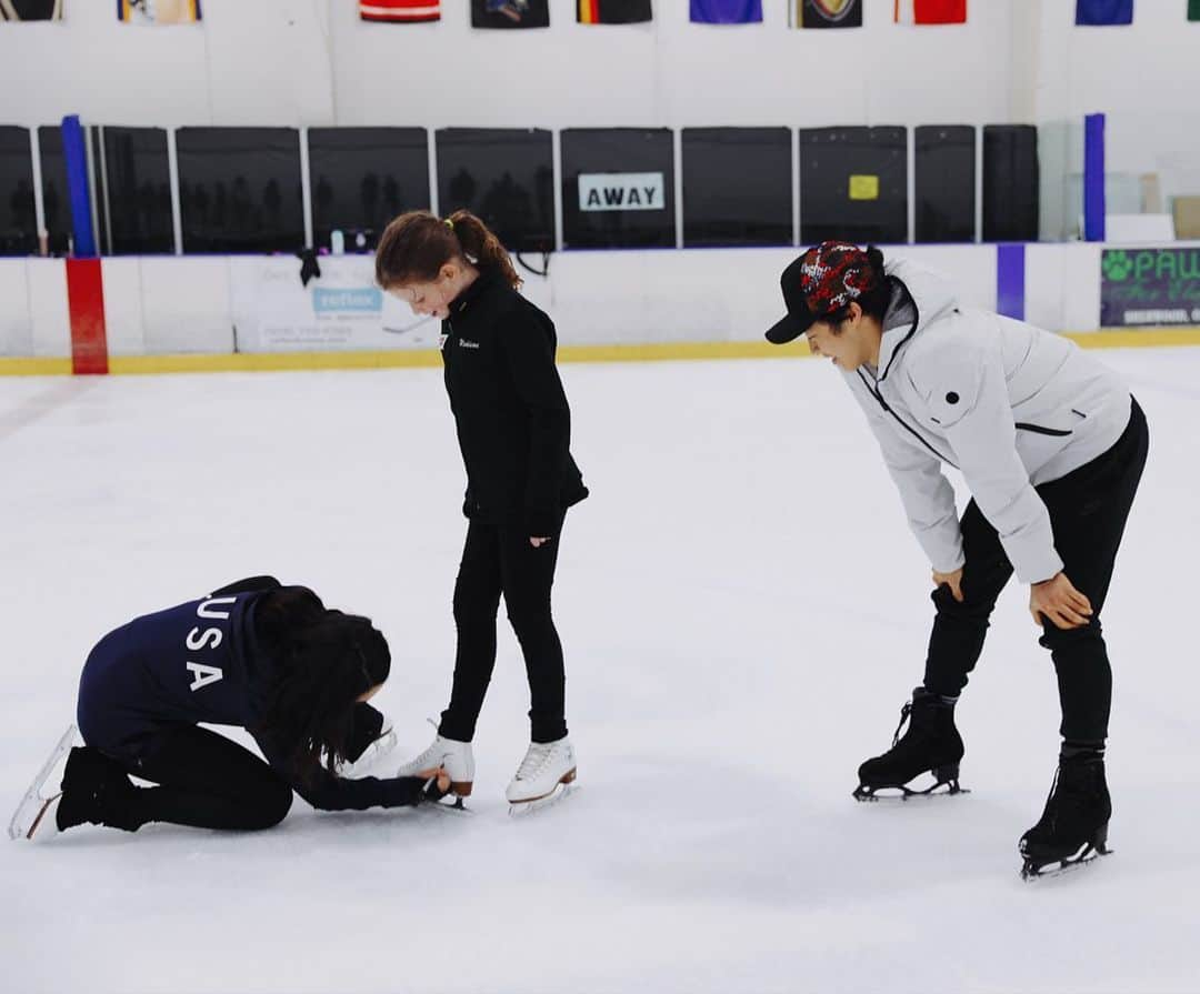 カレン・チェンさんのインスタグラム写真 - (カレン・チェンInstagram)「the 2️⃣ ways to sign skates. both get the job done. 💁🏻‍♀️ #WhateverItTakes . . . 📸: @leanamindra ✨」5月29日 1時06分 - karebearsk8