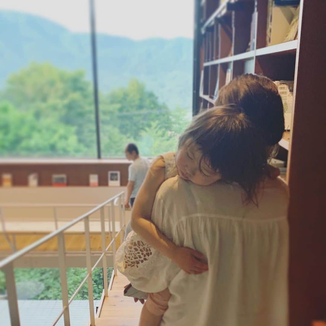 坂本美雨さんのインスタグラム写真 - (坂本美雨Instagram)「今日もまた、奪われた子どもの命を想い、そのご家族のことを想い、祈る。 そしてその場にいた子どもたちの心の傷がどうか癒えていきますように。 守りたい。みんな守りたいのにな。」5月29日 1時06分 - miu_sakamoto