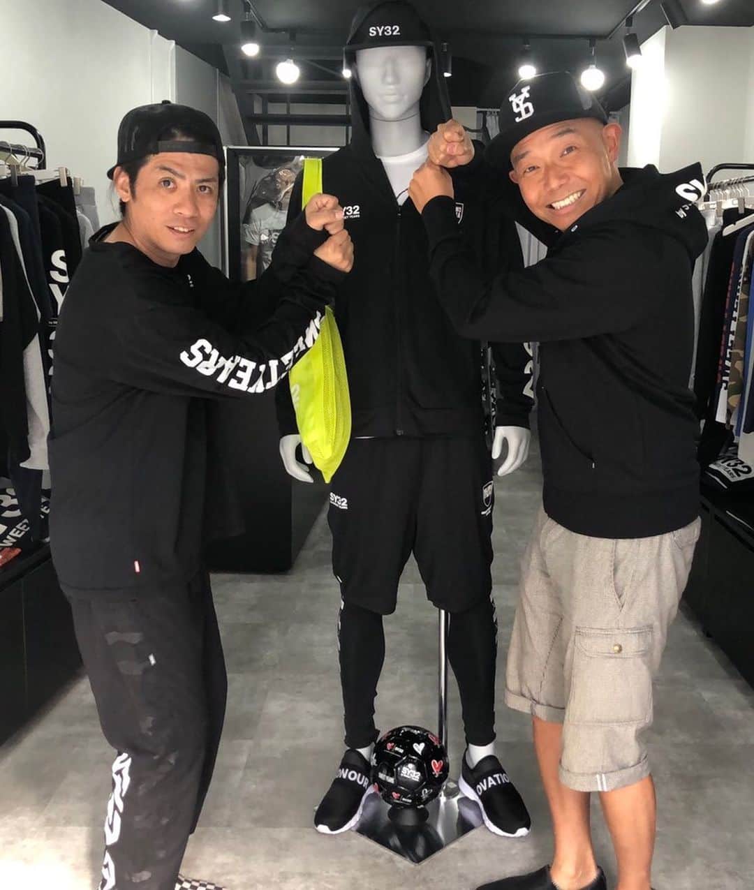 そうすけのインスタグラム：「10年くらい前から大好きだったブランド スイートイヤーズがSY32として進化していた！  最後の写真は子供になるアプリで撮られた写真  #スイートイヤーズ  #sy32  #サッカー #イタリア代表 #ヴィエリ #マルディーニ #山中さん #子供になってもさほど変わらなかった #野球だけどサッカー #そうすけ」