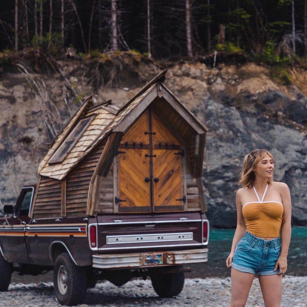 サラ・ジーン・アンダーウッドさんのインスタグラム写真 - (サラ・ジーン・アンダーウッドInstagram)「Wearing all @fashionnova. I spent my time down by the river yesterday. I absolutely love this spot, we can pull right up to the water and vegetate 🙌🏼 . #novababe #sponsored」5月29日 1時19分 - saraunderwood