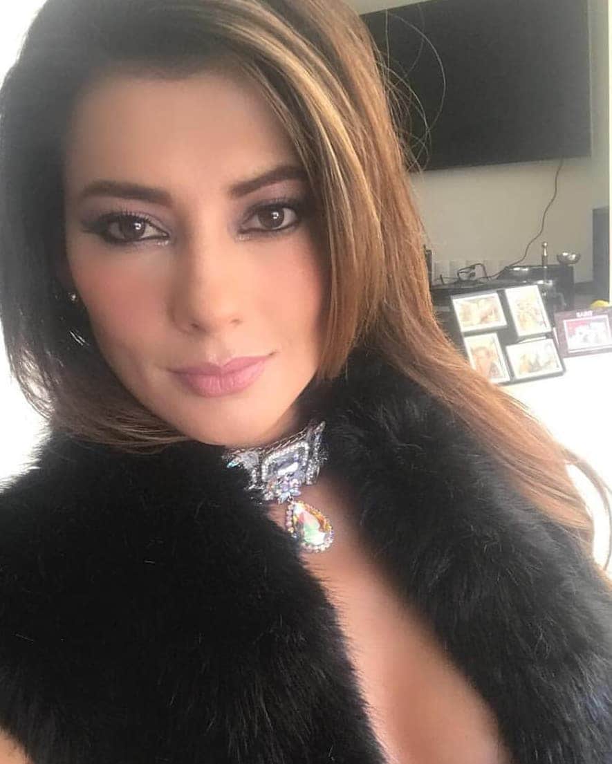 Vivi Castrillonさんのインスタグラム写真 - (Vivi CastrillonInstagram)「Happy Tuesday my beautiful people.  Ready for today's photoshoot. I love working for jewelry 💍💎 brands, specially when the designer is as talented as this Colombian artist. Check out his work. Muaaaaaa 💋 : : : 📷:@vvcastrillon @vvcastrillon.fit @vvcastrillontips 💍💎:@andresperezjoyas : : ' Feliz Martes mis personitas lindas. Lista para mi photoshoot de hoy. Me encanta trabajar para marcas de joyeria, especialmente cuando el diseñador es Colombiano y así de talentoso como Andrés . Tienen q revisar su página para que vean su trabajo. Muaaaaaa 💋」5月29日 1時11分 - vvcastrillon