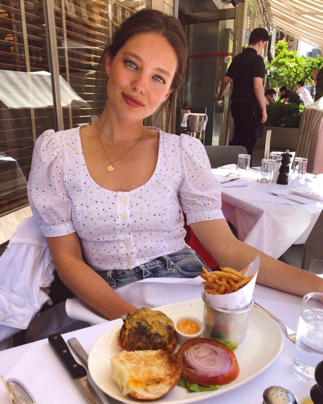 エミリー・DiDonatoのインスタグラム：「Celebrating this important day #nationalburgerday 🍟🍔」