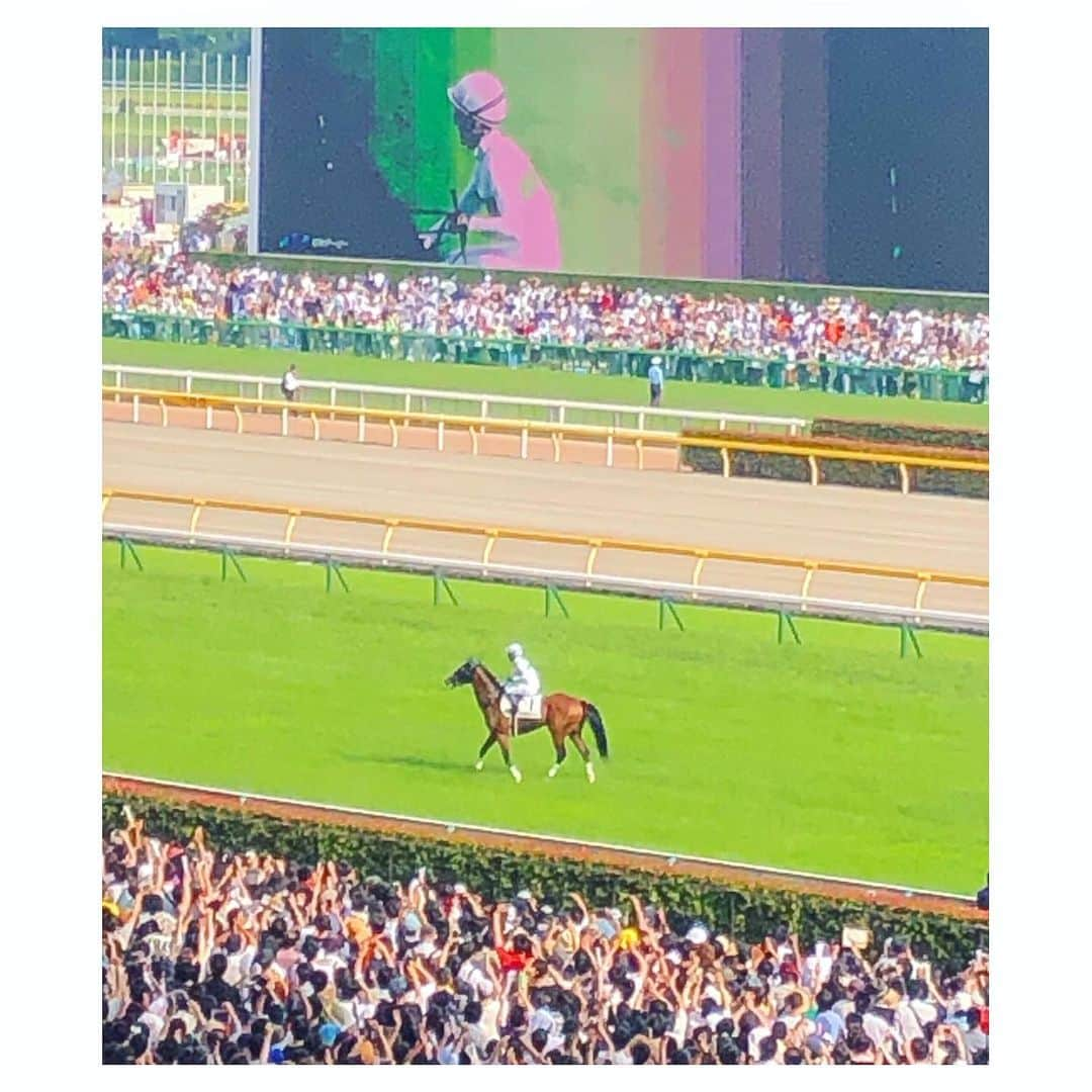 色紙千尋さんのインスタグラム写真 - (色紙千尋Instagram)「今年の日本ダービー🐎🇯🇵ロジャーバローズ、おめでとうございました😆✨この日会えた方々💓今週からは来年のダービーに向けての戦いが始まりますね💫新馬戦も楽しみです😊🌟 #日本ダービー #ロジャーバローズ #浜中俊騎手 #東京競馬場 #12番人気 #7071頭の頂点」5月29日 1時20分 - shikishi_chihiro