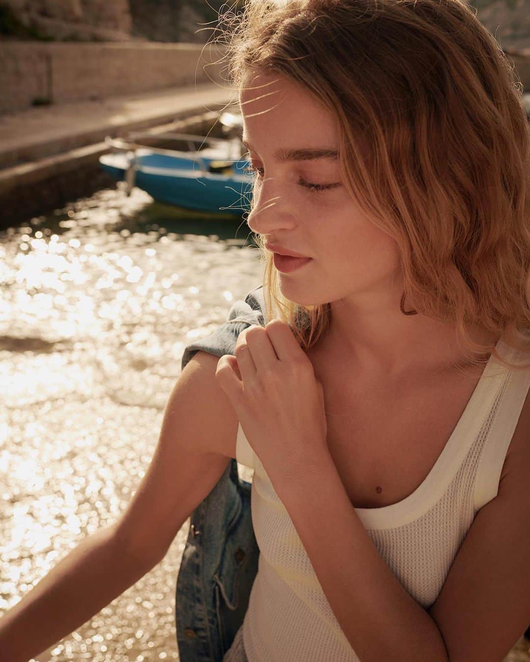 のインスタグラム：「Iconic design : the white tank top ✨ #americanvintage #essential #iconic #tshirt #cotton #womenswear #ss19 #summer19 #fashion」