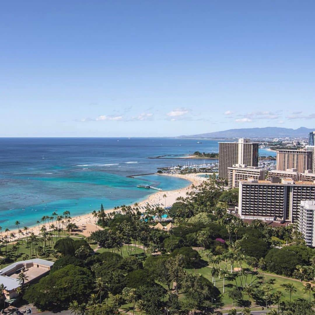 Trump Waikikiさんのインスタグラム写真 - (Trump WaikikiInstagram)「It’s just a two-minute stroll from our hotel to #WaikikiBeach. Great location for families and multi-generational travelers. 📸: @wanderlustyleblog  #trumpwaikiki #hawaiihotels #waikikihotels #familytravel #luxurytravel #neversettle #suitedeals #fivestarhotelhonolulu #lethawaiihappen  トランプ・ワイキキからビーチへは徒歩２分ほど。ブルーの海が広がっています。#トランプワイキキ #ワイキキビーチ #ラグジュアリートラベル #ハワイ旅行 #パラダイス」5月29日 12時14分 - trumpwaikiki