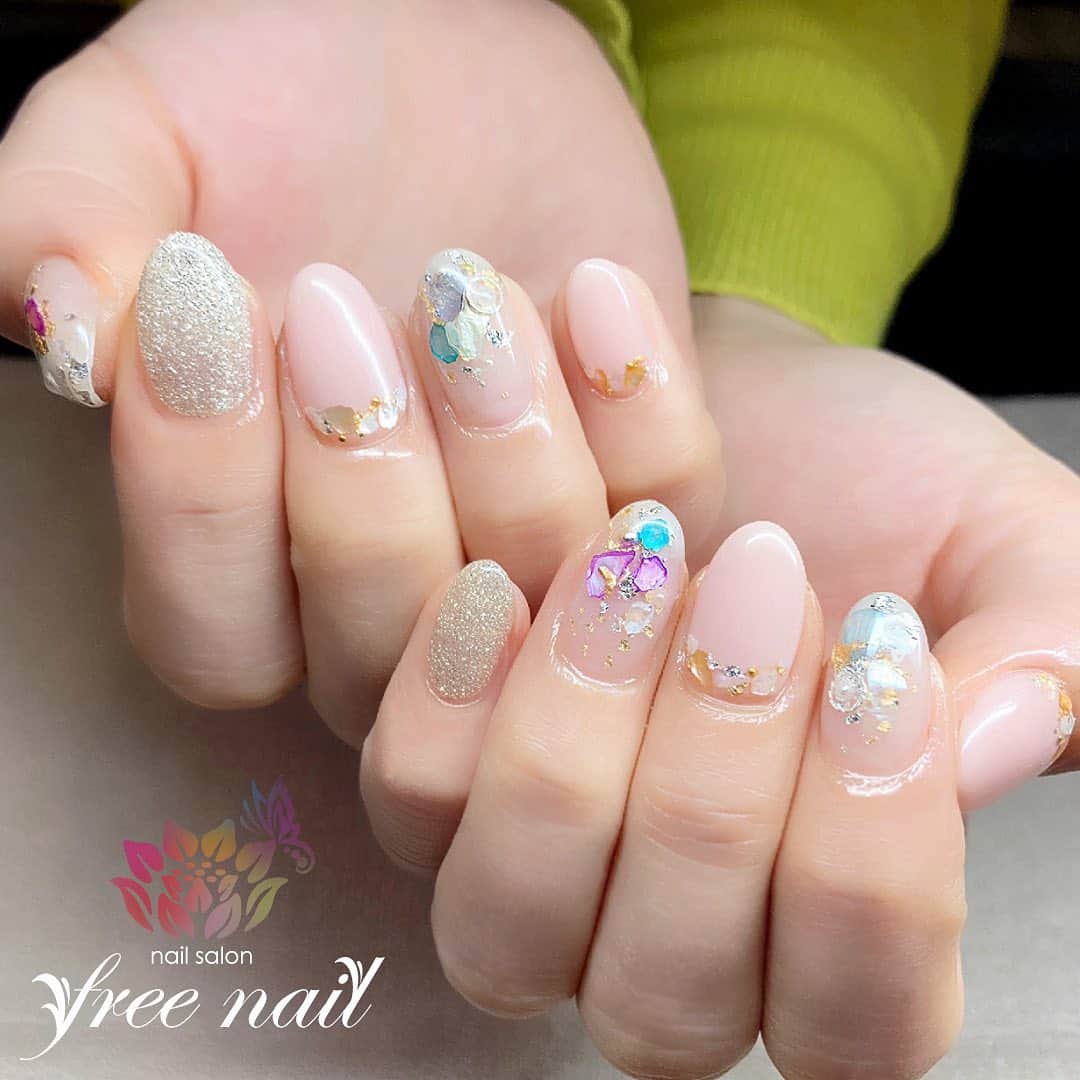 free nail フリーネイルのインスタグラム：「. お客様ネイル💅🏻🌸✨ . 透明感ネイル💠✨ . シェルストーンが涼しげ🐚✨ . ご来店ありがとうございました🙇🏻‍♀️🙇🏻‍♀️🙇🏻‍♀️💗 . #ネイル #フリーネイル #ネイルアート #ジェルネイル #ネイルサロン #大阪ネイルサロン #ネイルデザイン #ネイルチェンジ #シェルネイル #シェルストーン #グリッターネイル #ラメネイル #ピンクネイル #クリアネイル #デザインネイル #シンプルネイル #トレンドネイル #上品ネイル #透明感ネイル #初夏ネイル #夏ネイル #美甲 #日式美甲 #summernails #nailsart #nailsalon #nailsdid #newnails #newnail #freenail」