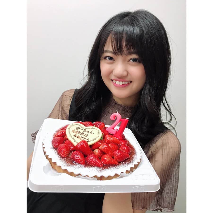 吉川茉優さんのインスタグラム写真 - (吉川茉優Instagram)「21歳になりました🎂mayu.♡ ＊ ＊ ＊ #5月28日 #birthday #21歳 #cake #strawberry #tarte #笑顔で過ごす一年 #幸せな誕生日でした #instagood #instalike」5月29日 12時08分 - mayu_yoshikawa_uug2ki