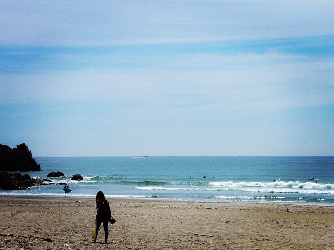 愛知県田原市さんのインスタグラム写真 - (愛知県田原市Instagram)「Enjoy the time waiting for your lover. * 待ってる時間も楽しもう *  #ロンビ週間 vol,3 #今日は晴れたね#サーフィン待ちの彼女 #風が強いから気をつけて #待ってる間 何しよう？ #ビーチコーミング も良いね♡  #たはら暮らし  #渥美半島#田原市#田原#伊良湖岬#伊良湖#赤羽根#サーファー#彼待ち#彼女#貝殻 #tahara#irago#akabane #サーフィン#surfing#田舎暮らし#日々の暮らし#休日の過ごし方#スローライフ#instagramjaran#igersjp」5月29日 10時39分 - tahara_kurashi