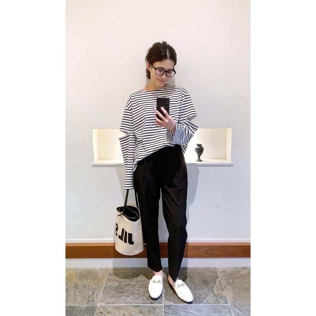 斎藤寛子さんのインスタグラム写真 - (斎藤寛子Instagram)「昨日のちょっとそこまでなコーデ。. . 普通だけどベーシックコーデは、やっぱり落ち着く😚💨. . ご質問くださってましたアクセサリーブランドの事、ブログに詳しく書きました✍️😄. . #ブログ更新しました. . tops #anieca @anieca_official  pants #anieca @anieca_official  bag #jilsander @jilsander  shoes #gucci @gucci  glasses #jins @jins_japan . . #coordinate #outfit#ootd#ママファッション#ママコーデ#カジュアル#大人カジュアル#アニーカ#anieca#ワンマイルコーデ」5月29日 10時40分 - hiroko4life