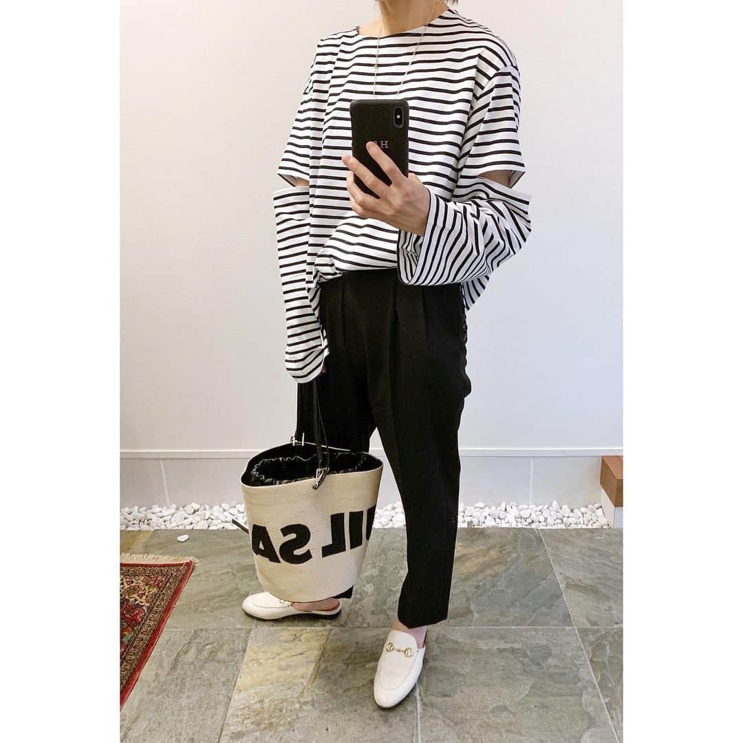 斎藤寛子さんのインスタグラム写真 - (斎藤寛子Instagram)「昨日のちょっとそこまでなコーデ。. . 普通だけどベーシックコーデは、やっぱり落ち着く😚💨. . ご質問くださってましたアクセサリーブランドの事、ブログに詳しく書きました✍️😄. . #ブログ更新しました. . tops #anieca @anieca_official  pants #anieca @anieca_official  bag #jilsander @jilsander  shoes #gucci @gucci  glasses #jins @jins_japan . . #coordinate #outfit#ootd#ママファッション#ママコーデ#カジュアル#大人カジュアル#アニーカ#anieca#ワンマイルコーデ」5月29日 10時40分 - hiroko4life