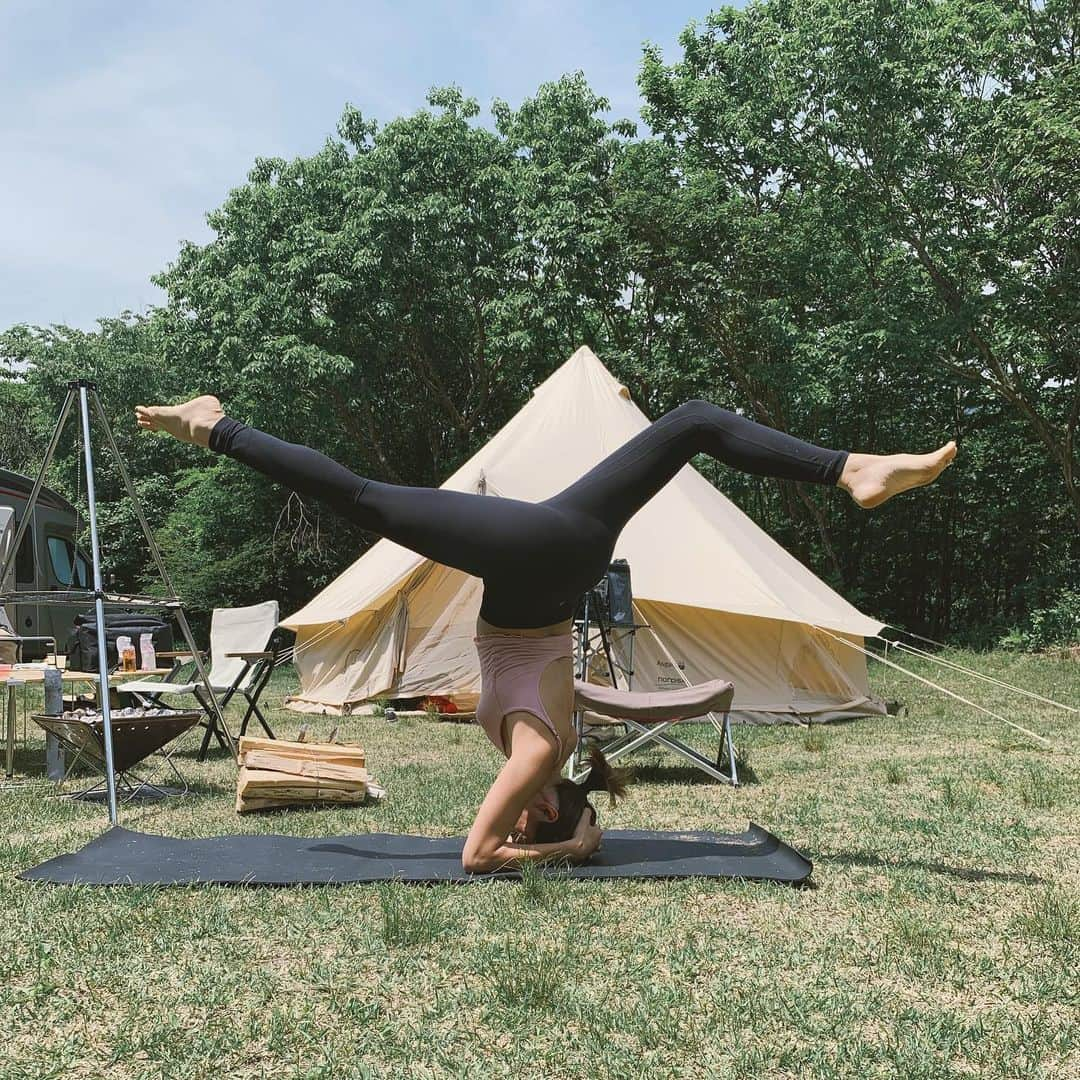 里見茜さんのインスタグラム写真 - (里見茜Instagram)「週末のキャンプ🏕 楽しかったな😂💗 じぃじとペアヨガをやったり笑 キッズ達とのナマステ☺️🙏 焚き火を囲んで家族と時間を過ごしたり。 温泉でゆっくりしたり♨️ またみんなで行こうね♡癒しの休日をありがとう💗 #背後にじいじ#焼きたてパン を持ってくる #ジャムおじさん#登場#キッズヨガ#キャンプ#ママリ#朝霧高原 #キャンプ#自然#camp#camper #intheforest #snowpeak #bonfire#family」5月29日 10時44分 - satomiakane