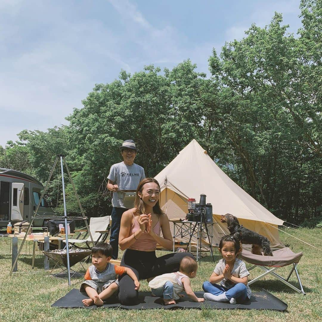 里見茜さんのインスタグラム写真 - (里見茜Instagram)「週末のキャンプ🏕 楽しかったな😂💗 じぃじとペアヨガをやったり笑 キッズ達とのナマステ☺️🙏 焚き火を囲んで家族と時間を過ごしたり。 温泉でゆっくりしたり♨️ またみんなで行こうね♡癒しの休日をありがとう💗 #背後にじいじ#焼きたてパン を持ってくる #ジャムおじさん#登場#キッズヨガ#キャンプ#ママリ#朝霧高原 #キャンプ#自然#camp#camper #intheforest #snowpeak #bonfire#family」5月29日 10時44分 - satomiakane