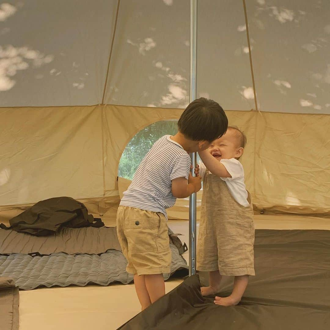 里見茜さんのインスタグラム写真 - (里見茜Instagram)「週末のキャンプ🏕 楽しかったな😂💗 じぃじとペアヨガをやったり笑 キッズ達とのナマステ☺️🙏 焚き火を囲んで家族と時間を過ごしたり。 温泉でゆっくりしたり♨️ またみんなで行こうね♡癒しの休日をありがとう💗 #背後にじいじ#焼きたてパン を持ってくる #ジャムおじさん#登場#キッズヨガ#キャンプ#ママリ#朝霧高原 #キャンプ#自然#camp#camper #intheforest #snowpeak #bonfire#family」5月29日 10時44分 - satomiakane