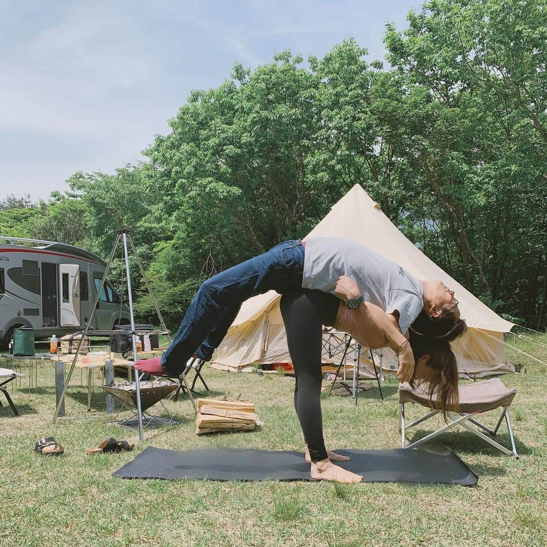 里見茜さんのインスタグラム写真 - (里見茜Instagram)「週末のキャンプ🏕 楽しかったな😂💗 じぃじとペアヨガをやったり笑 キッズ達とのナマステ☺️🙏 焚き火を囲んで家族と時間を過ごしたり。 温泉でゆっくりしたり♨️ またみんなで行こうね♡癒しの休日をありがとう💗 #背後にじいじ#焼きたてパン を持ってくる #ジャムおじさん#登場#キッズヨガ#キャンプ#ママリ#朝霧高原 #キャンプ#自然#camp#camper #intheforest #snowpeak #bonfire#family」5月29日 10時44分 - satomiakane