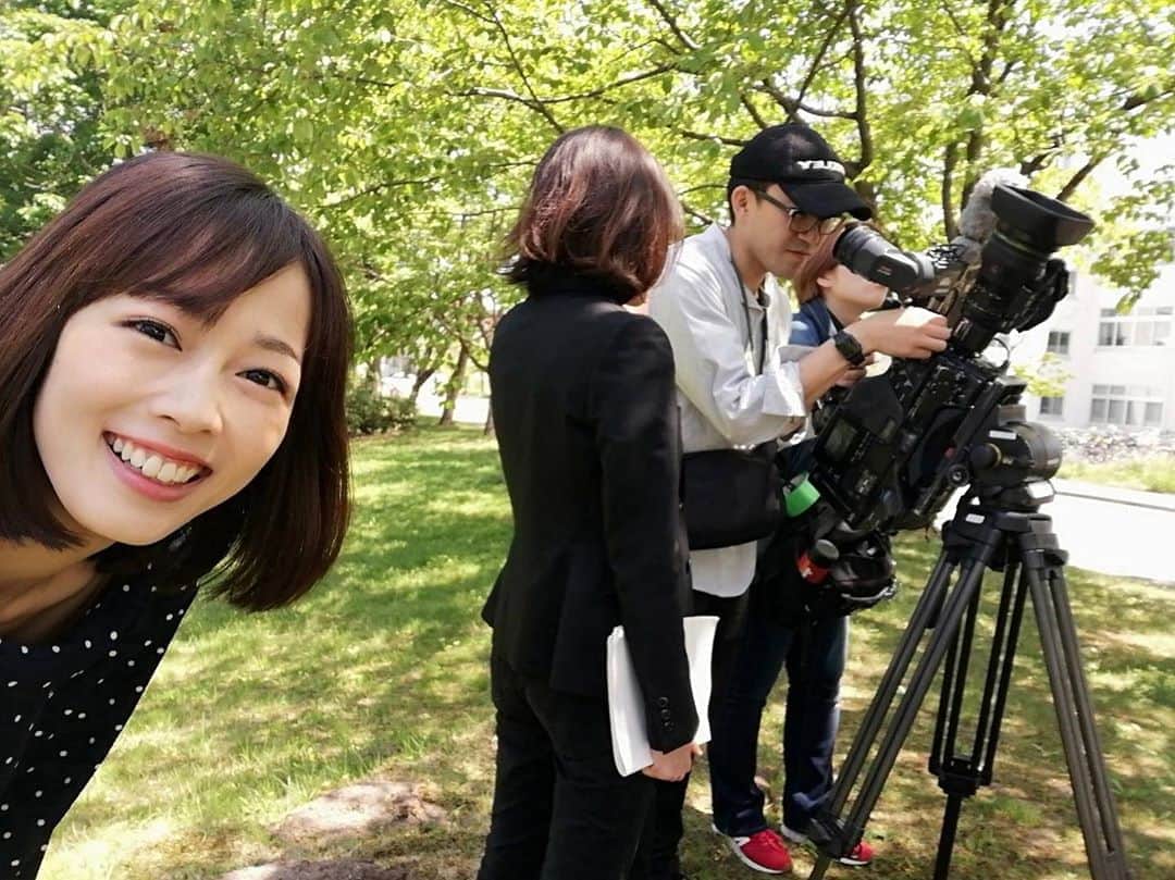 高橋春花のインスタグラム：「取材中。 本気でセミを探すオトナたち。 本題とは関係ないことにも 夢中になっております（笑） #イチオシ #セミ探し #見つけたのは私 #褒められた #高橋春花#HTB」