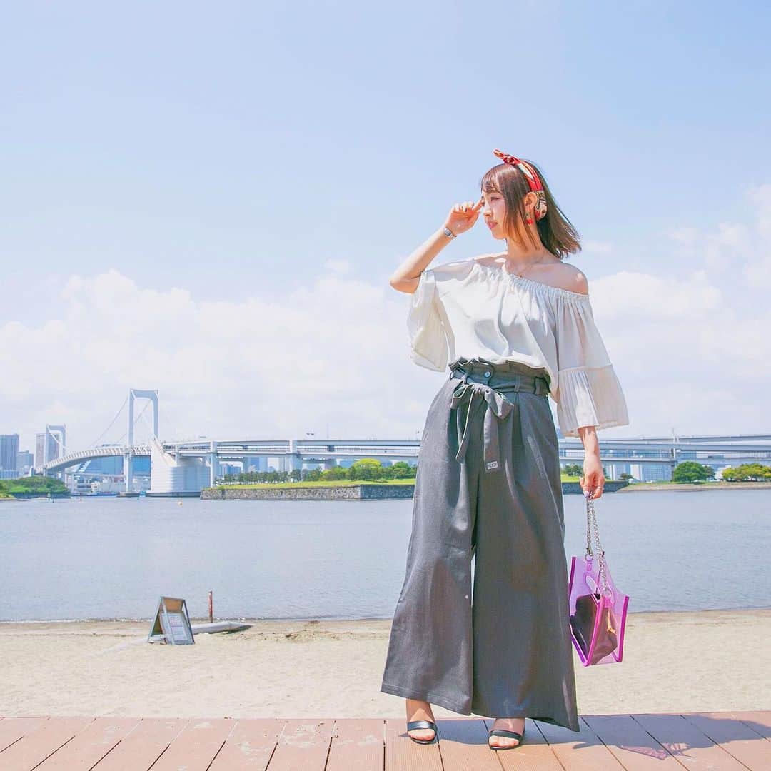 SuperGroupiesのインスタグラム：「＼フォロー&いいねで／﻿ 安室さんのワイドパンツをプレゼント🎁 （詳細は下からCheckしてね✅） ⠀⠀⠀⠀⠀⠀⠀ ⠀⠀⠀⠀⠀⠀⠀ #スパグルぴかちゃん の今日のコーデ💕 ホワイト×グレーの夏の無彩色コーデ😆  無彩色と言うと何となく暗いイメージがありますが、 トレンドのPVCバッグや 足元をスッキリ見せるサンダルを取り入れると 夏っぽく涼しげな雰囲気の演出ができますよ😘☀️ ⠀⠀⠀⠀⠀⠀⠀ ぴかちゃんが今日のコーディネートに合わせた スパグルアイテムは?! こちら👇 ──────────────────────﻿ 🚨Today’s Item🚨 Detective Conan Collaboration Series Tōru Amuro model #WidePants / ￥11,800 +tax ※5/31まで数量限定販売中です。 Only a limited amount available until May 31! ──────────────────────﻿ ⠀⠀ ⠀⠀ ⠀  ここで新プレゼントキャンペーンのお知らせです💁‍♀️🗯️ ⠀⠀⠀⠀⠀ ⠀⠀⠀⠀⠀⠀⠀ ⠀⠀⠀⠀⠀⠀⠀ 応募条件を満たした方の中から抽選で、﻿ 【1名様】にこちらのアイテムをプレゼント🎉﻿ ＝＝＝＝＝＝＝＝＝＝＝＝＝＝＝＝＝＝＝＝＝＝＝﻿ 🎁プレゼント商品🎁﻿ 『名探偵コナン』 #安室透 モデル ワイドパンツ ＝＝＝＝＝＝＝＝＝＝＝＝＝＝＝＝＝＝＝＝＝＝＝﻿ ⠀⠀⠀⠀⠀⠀⠀ ⠀⠀⠀⠀⠀⠀⠀ ⠀⠀⠀⠀⠀⠀⠀ 下記の詳細をチェックして、 #名探偵コナン コラボアイテムを当てよう💓 ＝＝＝＝＝＝＝＝＝＝＝＝＝＝＝＝＝＝＝＝＝＝＝﻿ 🎁キャンペーン期間🎁 5/29（水）〜6/5（水）23時59分まで﻿﻿ ⠀⠀⠀⠀⠀ ⠀⠀⠀⠀⠀ 🎁応募方法🎁 カンタン2ステップで応募できます！ ─────────────────────﻿ 1️⃣SuperGroupies 公式アカウント（ @supergroupies ）をフォロー﻿ 2️⃣この投稿を「いいね！」 ─────────────────────﻿ 📍「いいね！」する対象投稿はこの投稿を含め3つ！ 📍3つ全部に「いいね！」をすると当選率がアップ！ ⠀⠀⠀⠀⠀⠀⠀ ⠀⠀⠀⠀⠀⠀⠀ 🎁注意事項🎁 📍当選者には6月28日(金)までに当店のアカウントからDMをお送りします。 📍当選商品の発送は日本国内に限らせていただきます。﻿ 📍当選した方はこちらのアカウント・ライブ配信にて紹介させていただく場合がございますので、予めご了承ください。﻿ ⠀⠀⠀⠀⠀⠀⠀ ＝＝＝＝＝＝＝＝＝＝＝＝＝＝＝＝＝＝＝＝＝＝＝﻿ ⠀⠀⠀⠀⠀⠀⠀ ⠀⠀⠀⠀⠀⠀⠀ 応募期間は6月5日（水）まで！⠀ たくさんのご応募お待ちしております👏﻿ ⠀⠀⠀⠀⠀ ⠀⠀⠀⠀⠀ ご質問等ございましたらコメント欄にて承ります🎀﻿ ⠀ ⠀⠀⠀⠀⠀⠀⠀ ⠀⠀⠀⠀⠀⠀⠀ ⠀⠀⠀⠀⠀⠀⠀ ⠀⠀⠀⠀⠀⠀⠀ そして… 今週のLive配信のお知らせです！ 👇👇👇 ⠀⠀⠀⠀⠀⠀⠀ ⠀⠀⠀⠀⠀⠀⠀ 📺Live配信のお知らせ📺 明日5/30（木）14:00〜Live配信します！🙌🏻 ⠀⠀⠀⠀⠀ ⠀⠀⠀⠀⠀ 今回のLive配信は・・・﻿ #名探偵コナン special✨  スタッフぴかちゃん＆へいりんが行ってきた 名探偵コナンカフェ☕️のレポや、 安室透をイメージしたセットアップアイテムの コーディネート方法など💕 名探偵コナンに関した雑談会をします😋  視聴者限定プレゼント🎁もありますよ！ ライブ配信を見てくれた方の中から抽選で﻿ ✅安室透 モデル / アウター を1名様にプレゼントいたします👏﻿ ⠀⠀⠀⠀⠀⠀⠀ ⠀⠀⠀⠀⠀⠀⠀ 応募条件などの詳細は、 明日のLive配信でチェックしてください💨 ⠀⠀ ⠀⠀⠀⠀⠀⠀⠀ ⠀⠀⠀⠀⠀⠀⠀ #supergroupies #coordinate #anime #japaneseanime #スーパーグルーピーズ #アニメ #アニメコラボ #コラボグッズ #ファッションにアニメを #プレゼントキャンペーン #名探偵コナン映画 #降谷零 #DetectiveConan #CaseClosed #AmuroTooru #ワイドパンツ #ワイドパンツコーデ #スーツ女子 #グレーコーデ #シンプルコーデ #オフショルダー #オフショル #お台場 #odaiba」