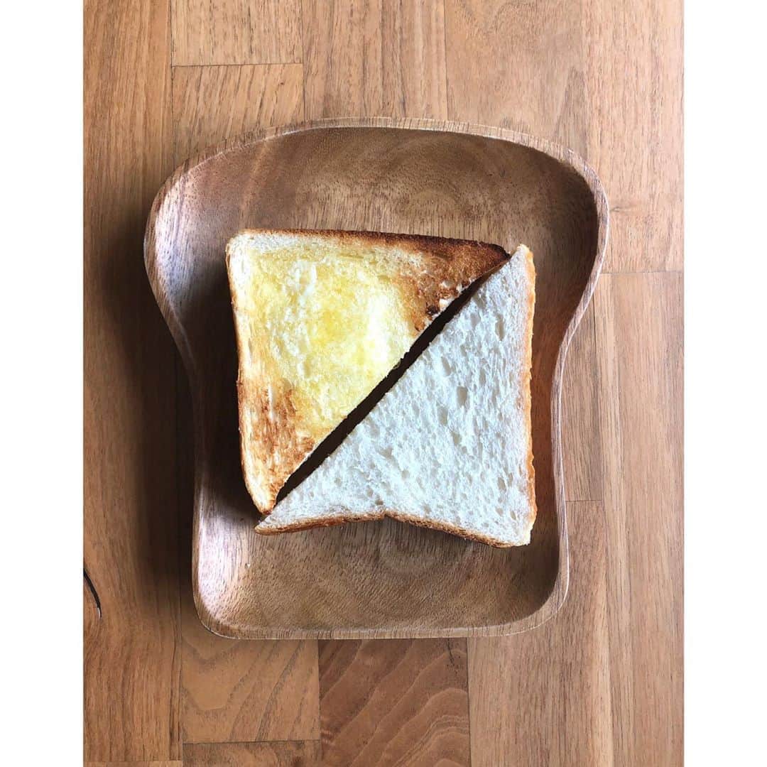 のインスタグラム：「#朝ごパン 生とバタートーストのはんぶんこ 贅沢じゃ さあさあ 本日は二回公演 元気をつけて いってきます #海辺のカフカ」
