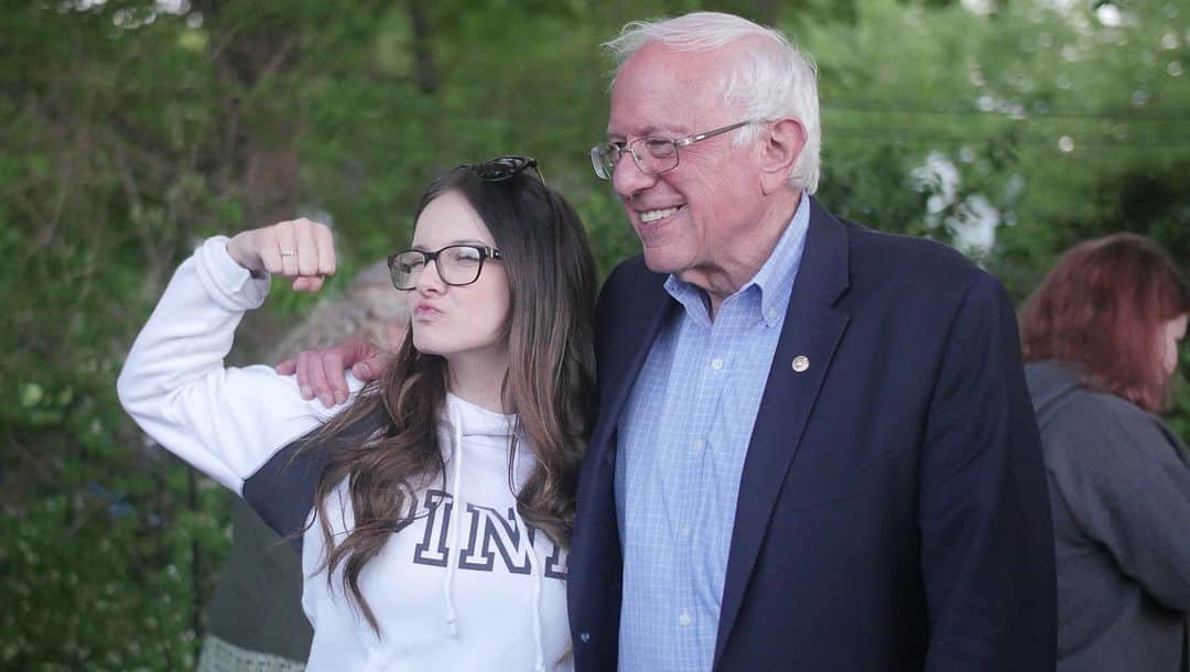 バーニー・サンダースさんのインスタグラム写真 - (バーニー・サンダースInstagram)「I hope that what we are showing with this campaign is that politics should not be boring. It can and must be about building community.  Thank you to the families in Laconia and Rollinsford in New Hampshire for opening your front porches and backyards to our campaign and inviting your neighbors into this movement. That is what democracy looks like.」5月29日 10時50分 - berniesanders