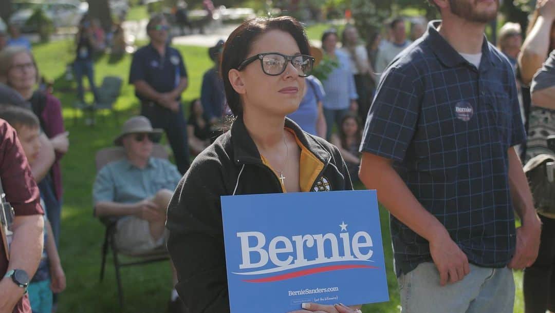 バーニー・サンダースさんのインスタグラム写真 - (バーニー・サンダースInstagram)「I hope that what we are showing with this campaign is that politics should not be boring. It can and must be about building community.  Thank you to the families in Laconia and Rollinsford in New Hampshire for opening your front porches and backyards to our campaign and inviting your neighbors into this movement. That is what democracy looks like.」5月29日 10時50分 - berniesanders