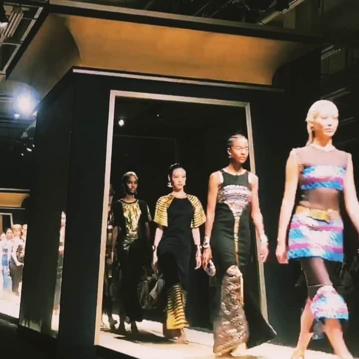 カロリーヌ・ド・メグレのインスタグラム：「What a treat to see this show a second time in Seoul (after seeing it at the Met in NYC) This time I could see from upclose all the crazy details and know how of the Chanel ateliers. I had goosebumps, stroke by beauty. Thank you, very sincerely, Chanel for making me live such amazing and special moments, all around the world. What a life 🖤✌️ #CHANELinSeoul #CHANELmetiersdart」