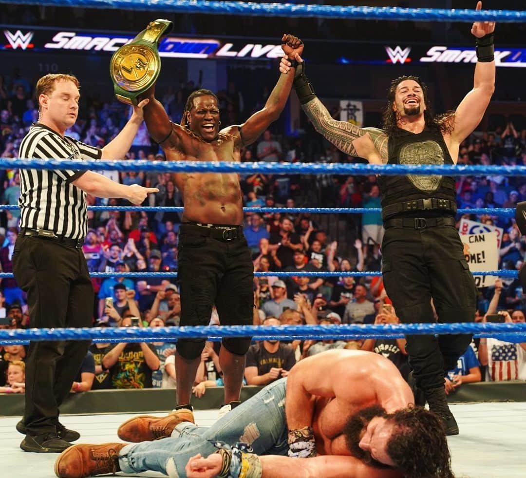 WWEさんのインスタグラム写真 - (WWEInstagram)「@ronkillings1 has just become the first ever two time 24/7 Champion with a little help from @romanreigns!  #SDLive」5月29日 11時05分 - wwe