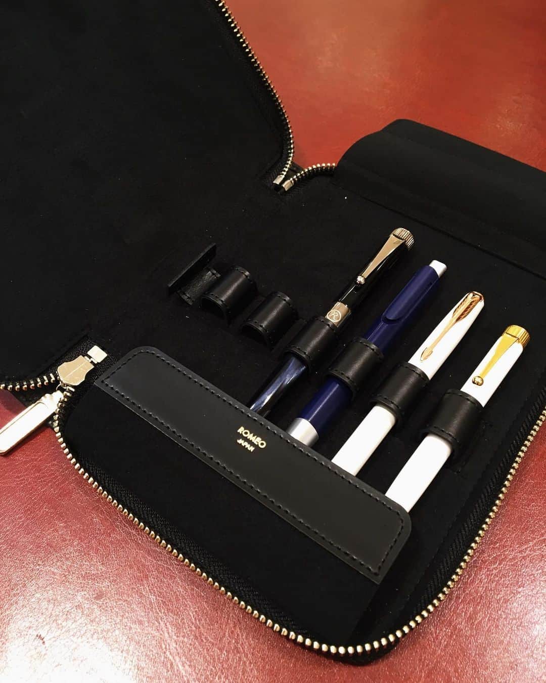 Omotecho Style Storeさんのインスタグラム写真 - (Omotecho Style StoreInstagram)「伊東屋オリジナルブランドのROMEOコレクションペンケース。 大事なペンをしっかりと保護してくれる6本収納可能なペン専用ケースです！ クロコ型押しで上品なデザイン、父の日のプレゼントにもピッタリです🎁 ¥16,200 #セレクトショップ  #ペンケース  #伊東屋  #ロメオ  #クロコ  #父の日  #持ち運び  #大切な  #ペン  #プレゼント」5月29日 11時04分 - omotechostylestore