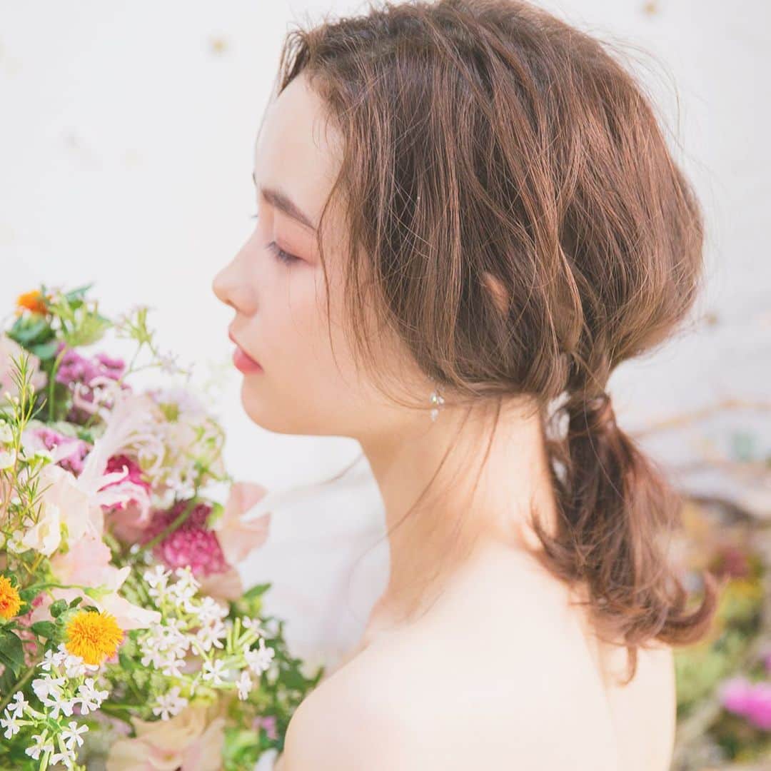CLAIREのインスタグラム：「ゆる〜くルーズにまとめて、柔らかい雰囲気に✨ ・ キラリと光るイヤリングがポイントです。 ・ @clairebridalstudio」