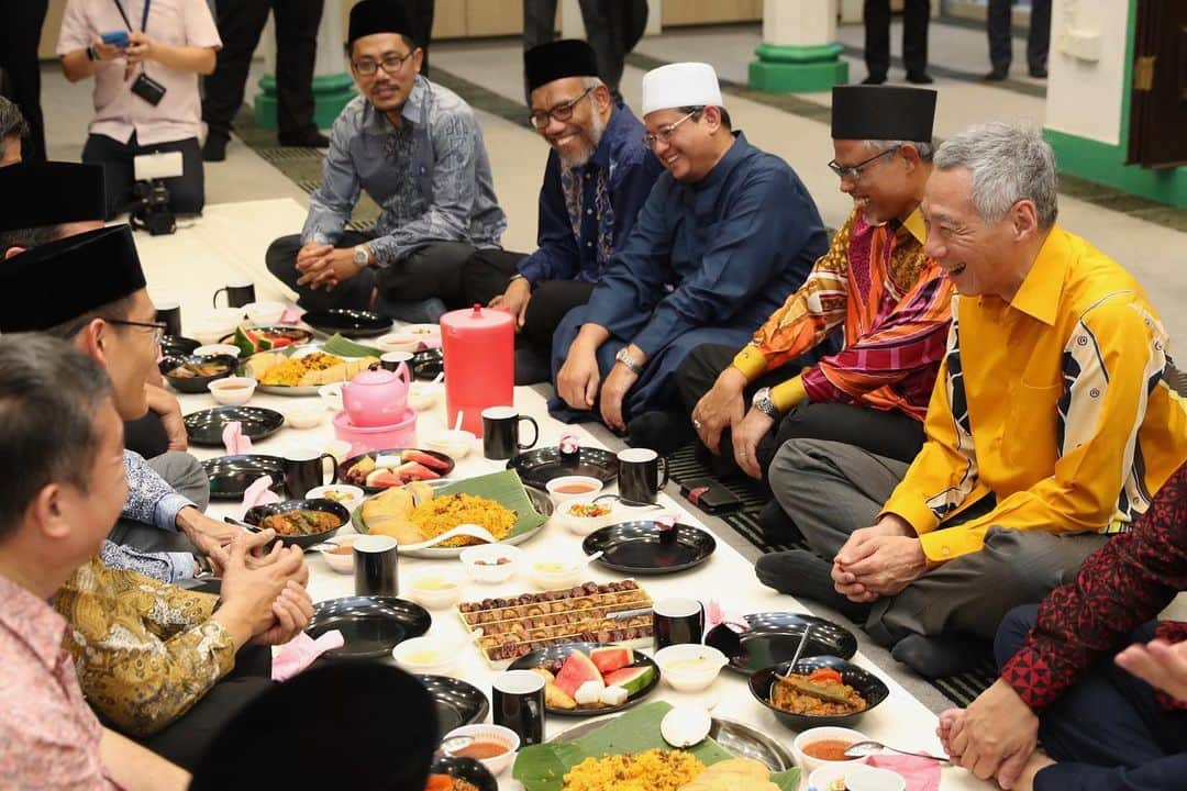 リー・シェンロンさんのインスタグラム写真 - (リー・シェンロンInstagram)「Attended a Buka Puasa (breaking of fast) at Alkaff Mosque at Upper Serangoon yesterday.⠀ ⠀ This beautiful mosque has a rich history dating back to the 1930s. It was built by the Alkaff family, Arab traders from Yemen who settled in Singapore. I was especially heartened to learn that the mosque conducts weekly Quranic Braille recitation classes for visually-impaired congregants. It also went through several rounds of renovations to accommodate more worshippers and incorporate elderly-friendly facilities. These initiatives embody the spirit of Ramadan: a time of giving, extending compassion and being inclusive of all in society.⠀ ⠀ I wish all Muslims a blessed and meaningful Ramadan! – LHL⠀ ⠀ ([1-3,5] MCI Photos by Fyrol; [4] Photo by me)」5月29日 11時10分 - leehsienloong