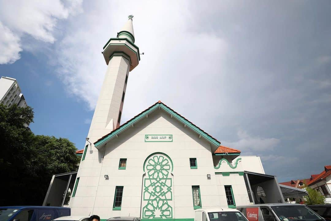 リー・シェンロンさんのインスタグラム写真 - (リー・シェンロンInstagram)「Attended a Buka Puasa (breaking of fast) at Alkaff Mosque at Upper Serangoon yesterday.⠀ ⠀ This beautiful mosque has a rich history dating back to the 1930s. It was built by the Alkaff family, Arab traders from Yemen who settled in Singapore. I was especially heartened to learn that the mosque conducts weekly Quranic Braille recitation classes for visually-impaired congregants. It also went through several rounds of renovations to accommodate more worshippers and incorporate elderly-friendly facilities. These initiatives embody the spirit of Ramadan: a time of giving, extending compassion and being inclusive of all in society.⠀ ⠀ I wish all Muslims a blessed and meaningful Ramadan! – LHL⠀ ⠀ ([1-3,5] MCI Photos by Fyrol; [4] Photo by me)」5月29日 11時10分 - leehsienloong