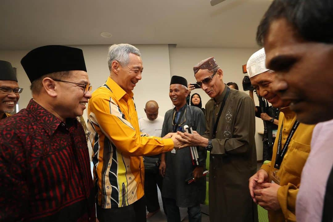 リー・シェンロンさんのインスタグラム写真 - (リー・シェンロンInstagram)「Attended a Buka Puasa (breaking of fast) at Alkaff Mosque at Upper Serangoon yesterday.⠀ ⠀ This beautiful mosque has a rich history dating back to the 1930s. It was built by the Alkaff family, Arab traders from Yemen who settled in Singapore. I was especially heartened to learn that the mosque conducts weekly Quranic Braille recitation classes for visually-impaired congregants. It also went through several rounds of renovations to accommodate more worshippers and incorporate elderly-friendly facilities. These initiatives embody the spirit of Ramadan: a time of giving, extending compassion and being inclusive of all in society.⠀ ⠀ I wish all Muslims a blessed and meaningful Ramadan! – LHL⠀ ⠀ ([1-3,5] MCI Photos by Fyrol; [4] Photo by me)」5月29日 11時10分 - leehsienloong