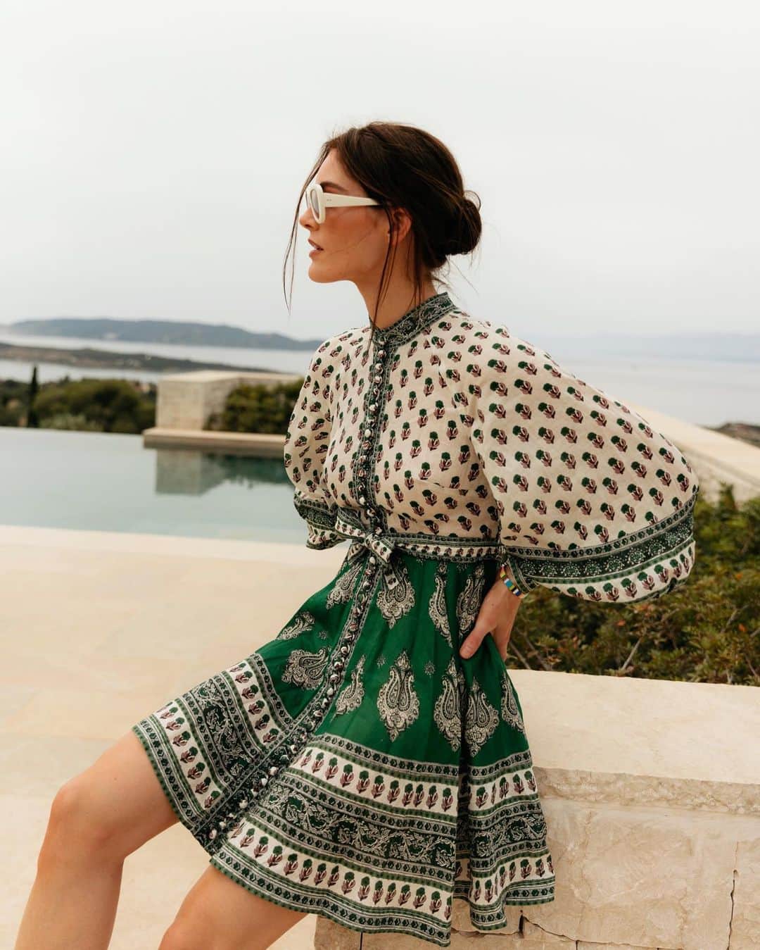 ヒラリー・ローダのインスタグラム：「🦚 @zimmermann x @netaporter」