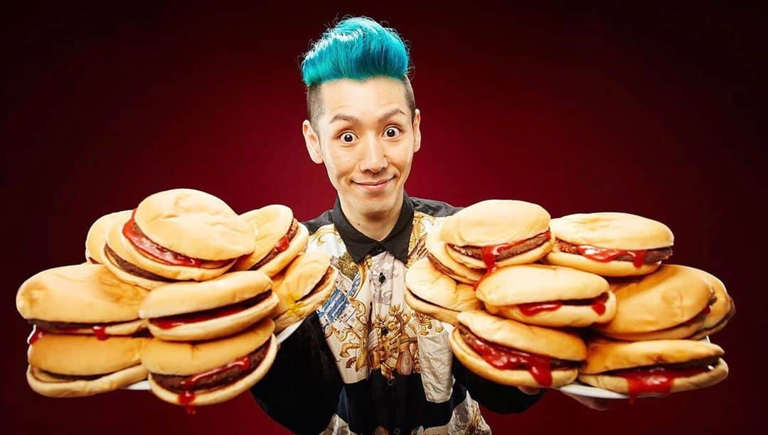 小林尊のインスタグラム：「love hot dogs, but I also have world records for hamburgers too! Happy #NationalHamburgerDay 🍔🍔🍔🍔🍔 #Guinnessworldrecord  ハンバーガーの日なんだって。 #ギネス世界記録  #フードファイター #competitiveeater #大胃王 #フードファイト #ハンバーガー #hamburger」