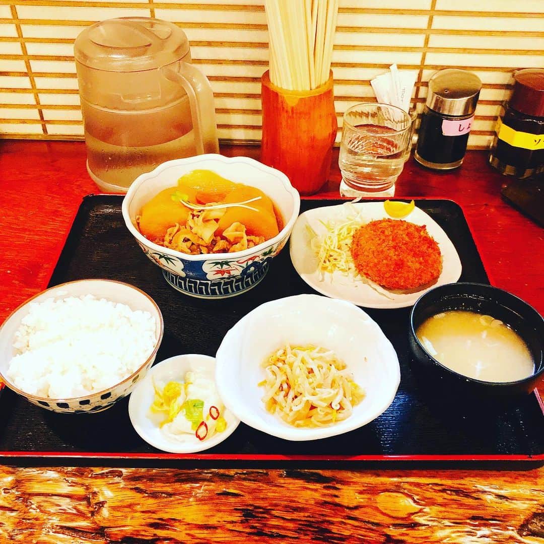 内田滋さんのインスタグラム写真 - (内田滋Instagram)「西早稲田に来ると立ち寄る定食屋。 肉じゃがとメンチカツ定食。 これで820円。 味も素晴らしく、ほっこりする。 ただ、量が多すぎて、ご飯少なめでも食べきれなかった。 #街の定食屋」5月29日 11時19分 - shige_uchida