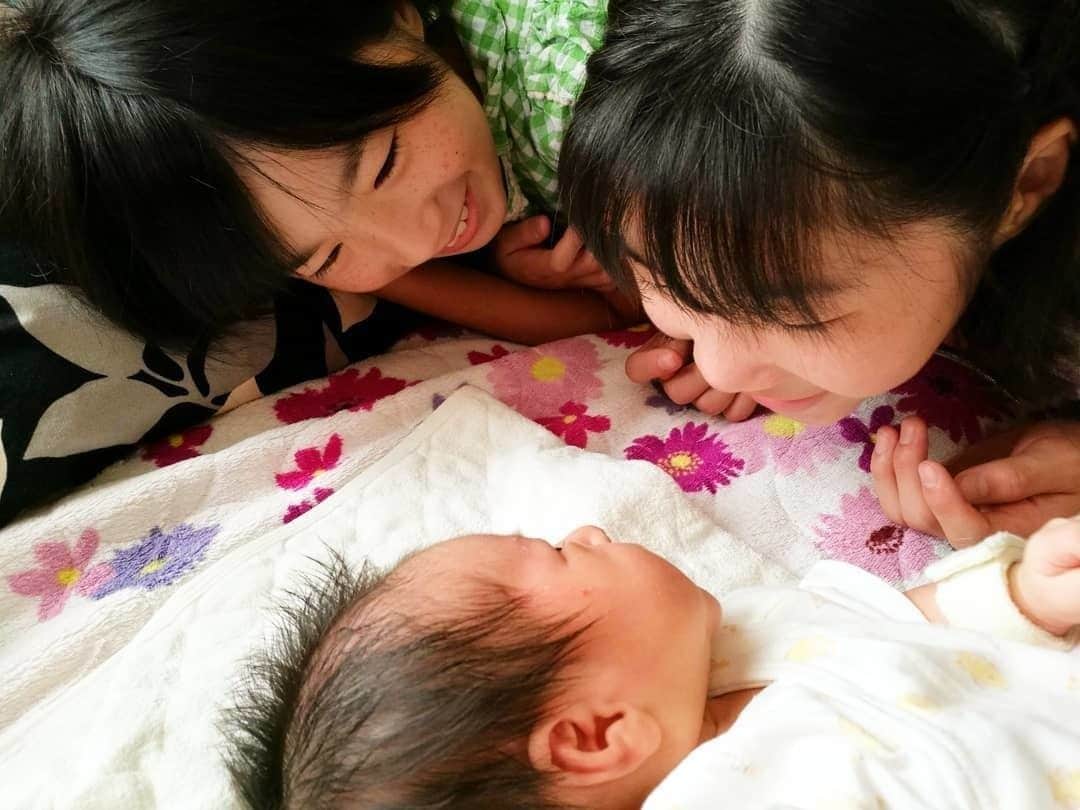 Canon EOS Kiss公式［with Kiss］さんのインスタグラム写真 - (Canon EOS Kiss公式［with Kiss］Instagram)「.@arisa67h さんからの一枚。⠀ 「たった９ヶ月で３人とも⠀ すごく成長。⠀ .⠀ ほんとに子供の成長は早い⠀ .⠀ ５年後も⠀ ずっとずっとその先も⠀ 一緒にいようね。⠀ .⠀ だいすきだよ。」⠀ .⠀ ★Kissユーザーの皆さんの写真をご紹介！⠀ .⠀ キヤノンEOS Kissで撮られた写真に⠀ 「 #Kissカメラ 」をつけて投稿いただいた⠀ 皆さまの写真をご紹介します。⠀⠀ .⠀⠀ #eoskiss シリーズの大人気ミラーレスカメラ⠀ 「EOS Kiss M」好評発売中！⠀ .⠀ さらに一眼レフKissの最新モデル⠀ 「EOS Kiss X10」も仲間入り！⠀ .⠀ どちらも充実機能と軽量コンパクトなボディーで、⠀ 快適な撮影を楽しめます。⠀⠀ .⠀⠀ #EOSKissM #EOSKissX10 の詳細は、⠀ 本アカウントのプロフィール（ @with.kiss ）のURLから。⠀⠀ .⠀⠀ #EOSKissM #EOSKissX10 #KissisMyLife #eoskiss #withkiss #キヤノン #canon #eos #kissカメラ #育児 #子育て #親ばか #こども #子供 #写真」5月29日 11時30分 - with.kiss